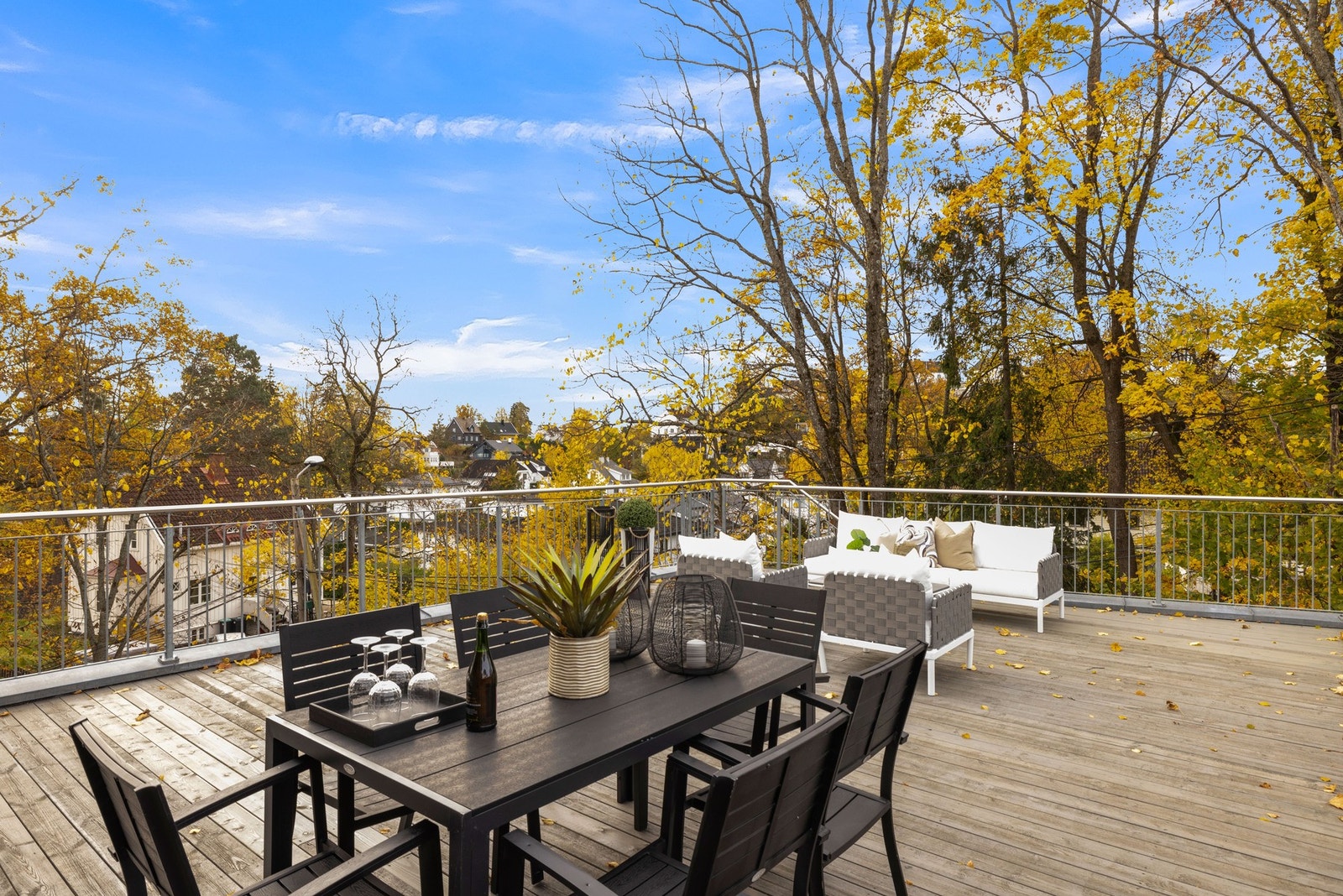 Terrassedekket er kledd med terrassebord av tre Galleribilde
