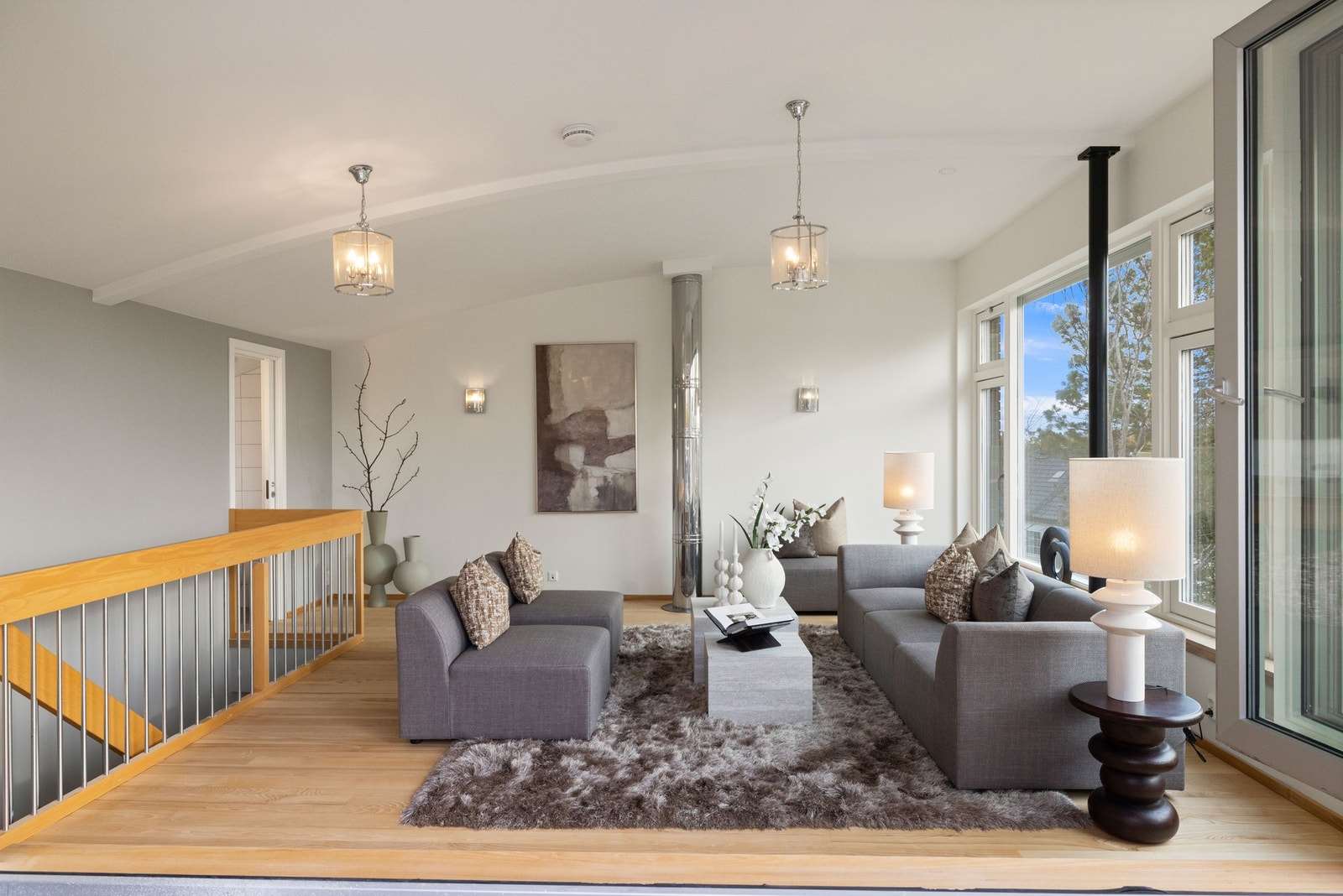 Heltre gulv og lyse malte vegger Galleribilde