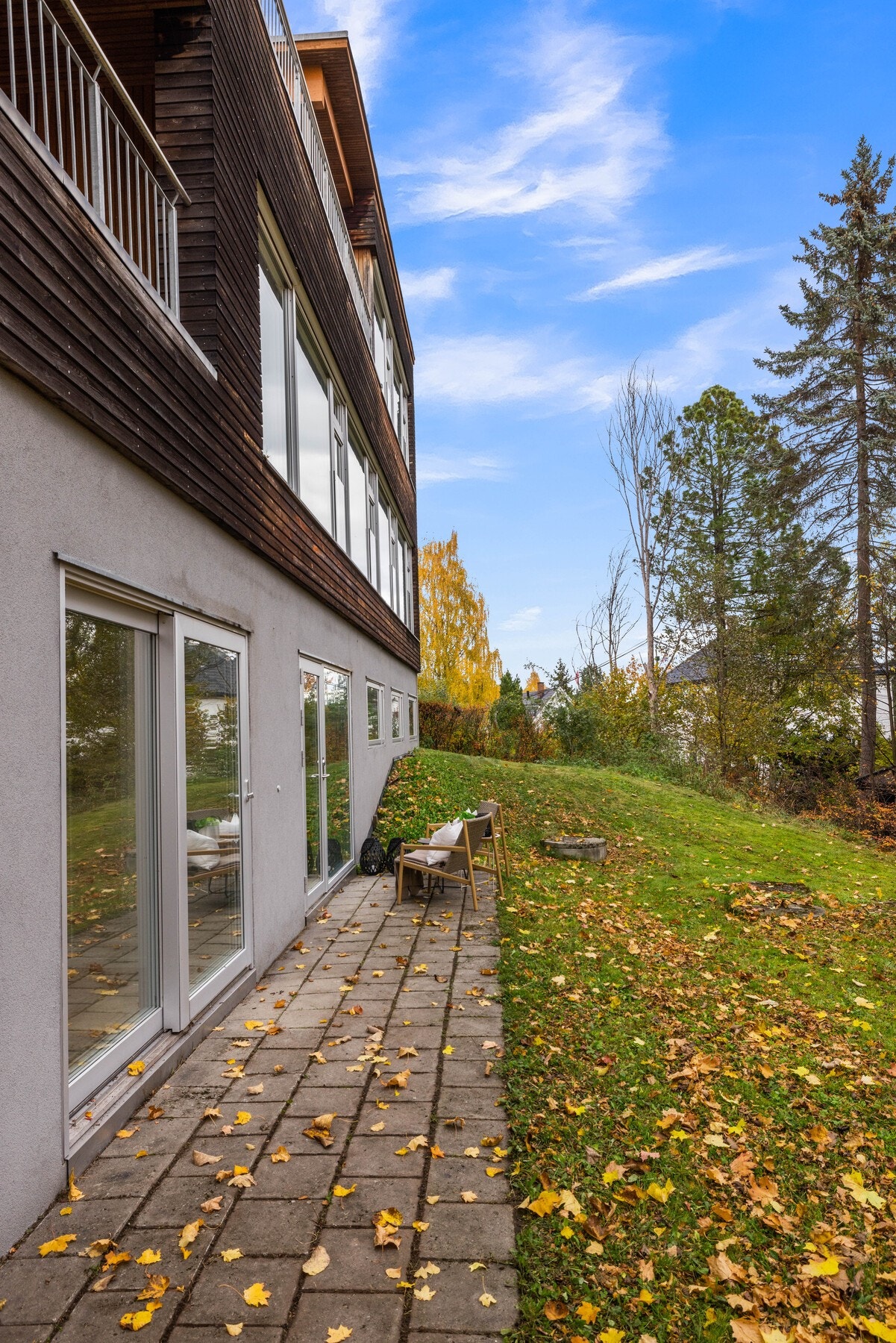 Hellelagt parti med utgang fra stue og soverom 1 i underetasje Galleribilde