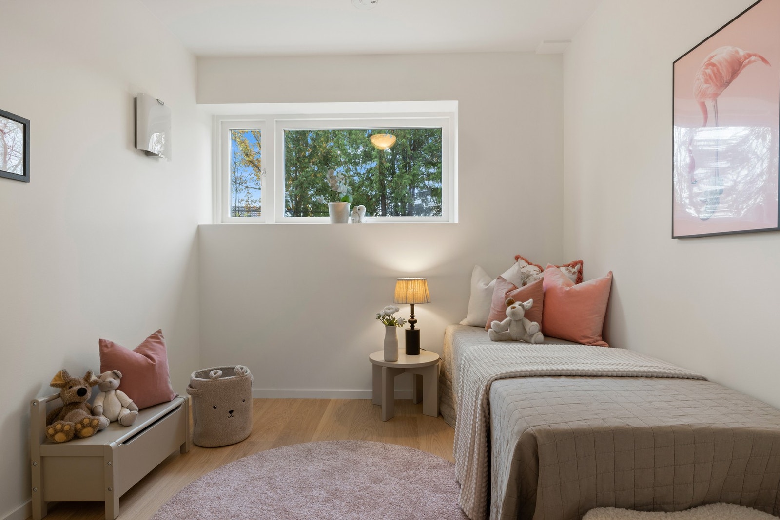 Fint soverom med plass til seng og garderobeløsning Galleribilde