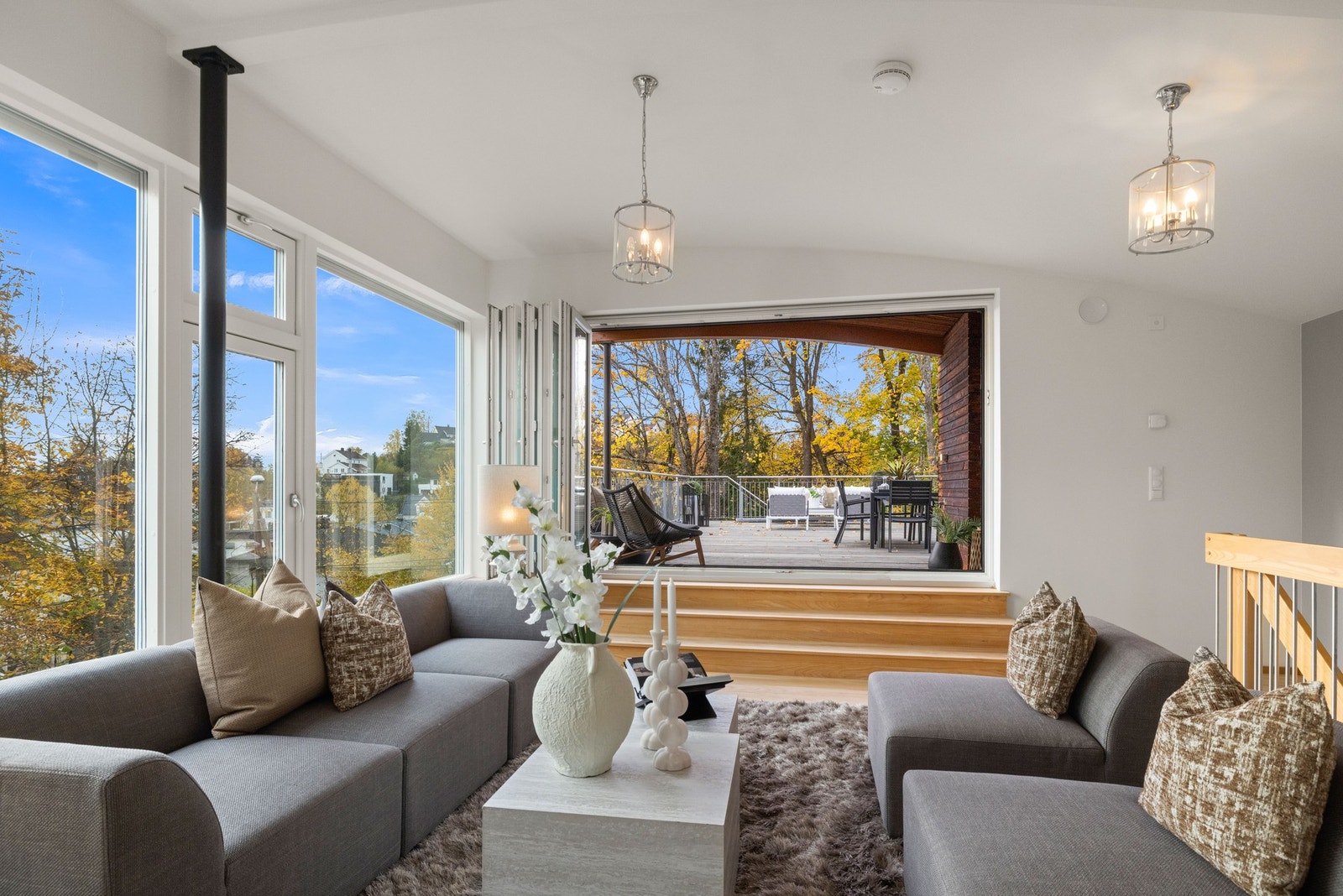 Koselig stue med plass til sofagruppe og tilhørende møblement Galleribilde