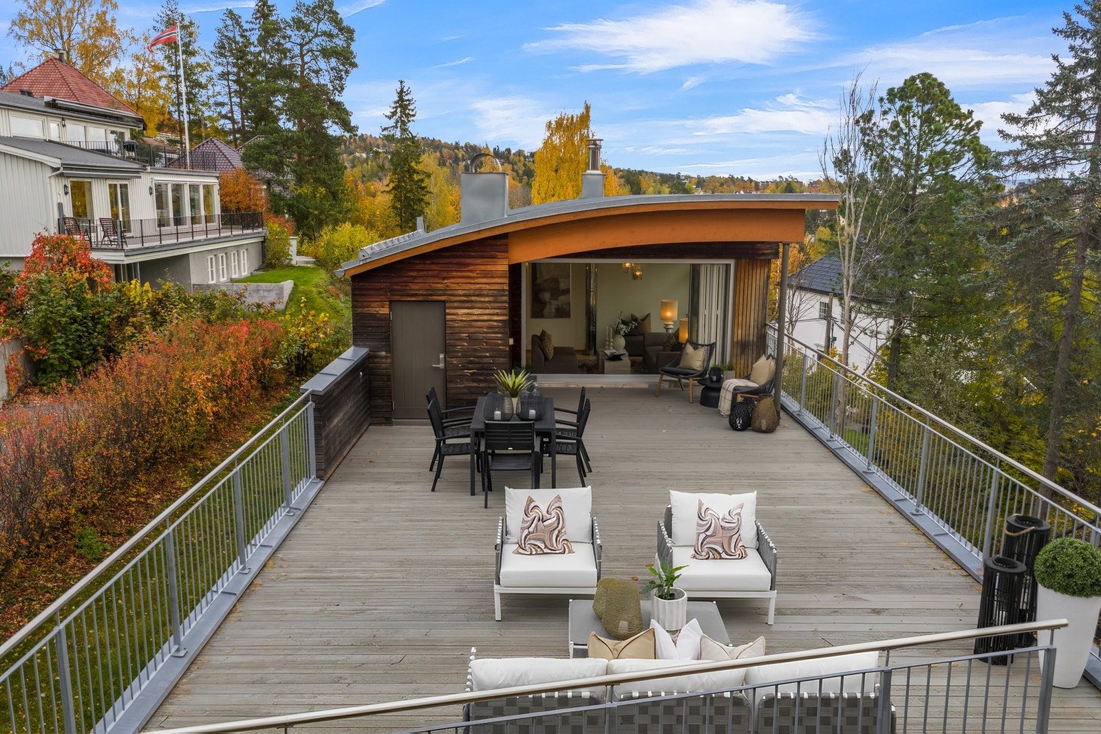 Rekkverket er utført som spilerekkverk i stål Galleribilde