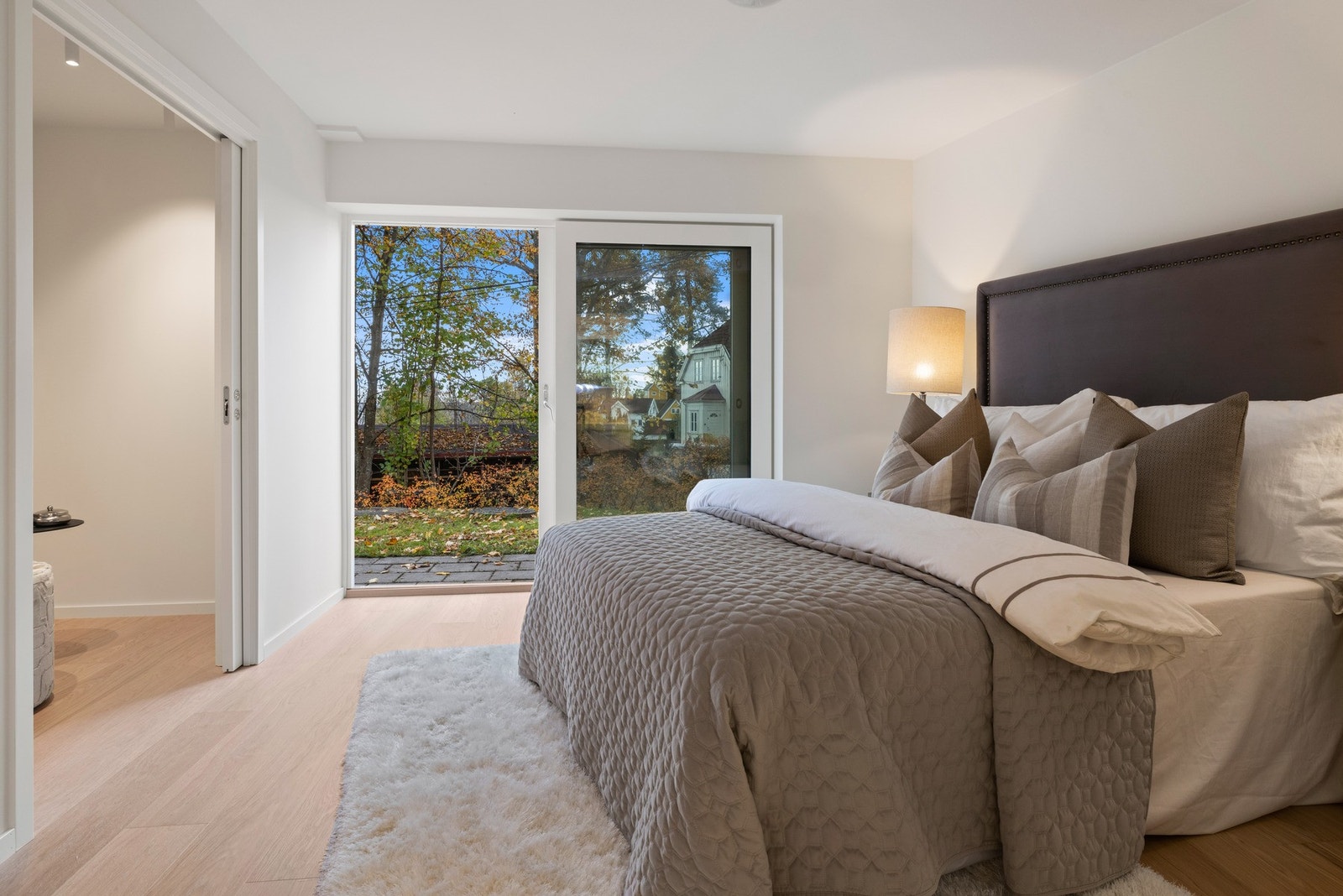 Hovedsoverom med utgang til hellelagt markterrasse Galleribilde