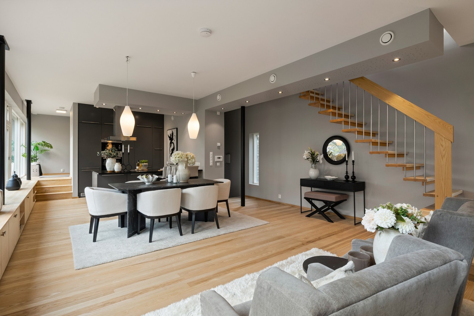 God plass til spisebord og sofagruppe Galleribilde