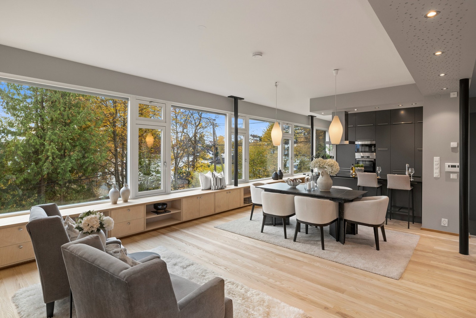 Åpen løsning i stue gjør dette til en sosial sone Galleribilde