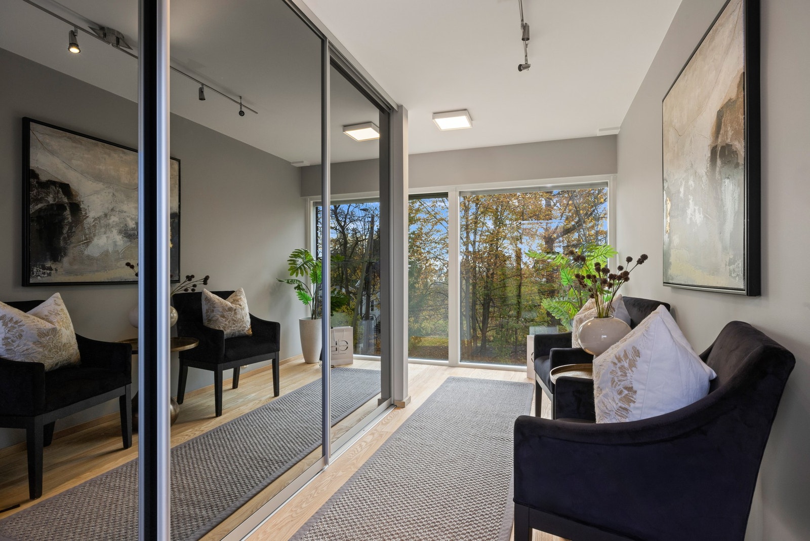 Lys og fin entré med stor skyvedørsgarderobe med speildører Galleribilde