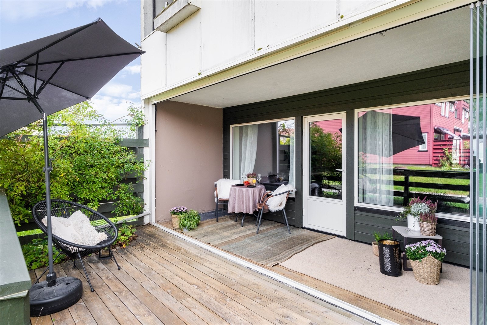 ...som videre leder ut til en romslig markterrasse på ca. 11 m². Her kan du enkelt åpne opp og få fullt utbytte av uteområdet. Galleribilde