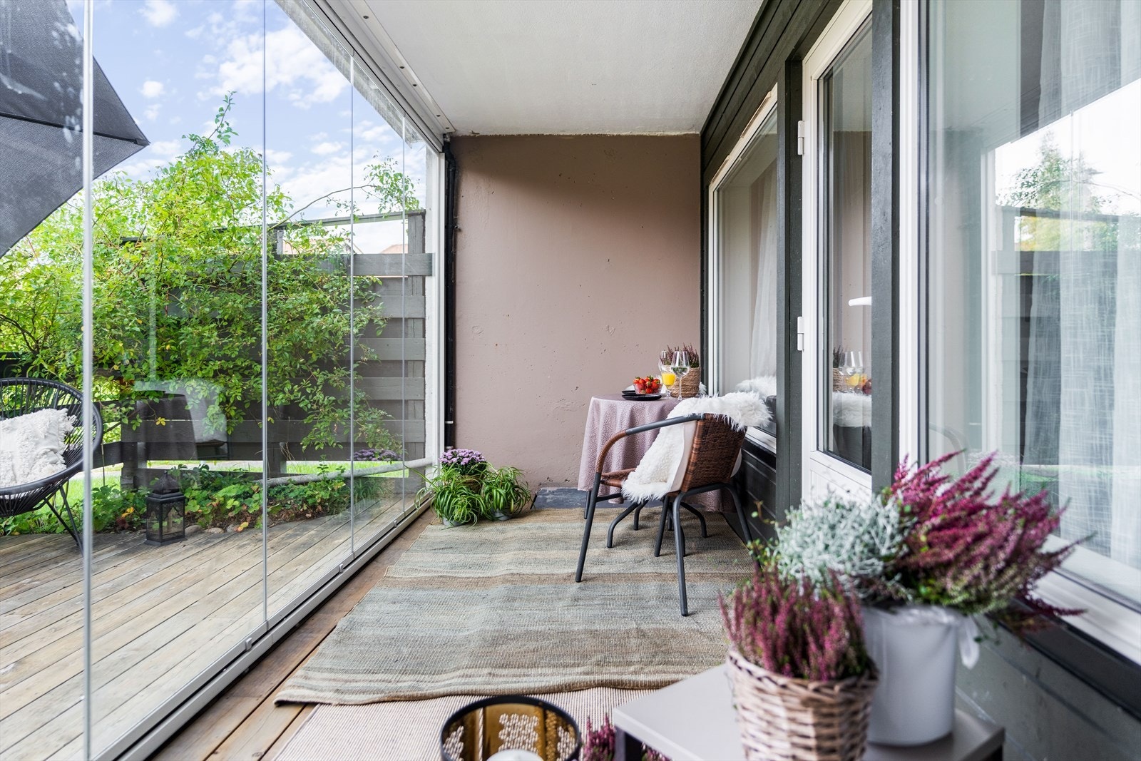 Fra stuen er det utgang til en herlig, innglasset terrasse på ca. 9 m² med nordøstvendt beliggenhet. Galleribilde