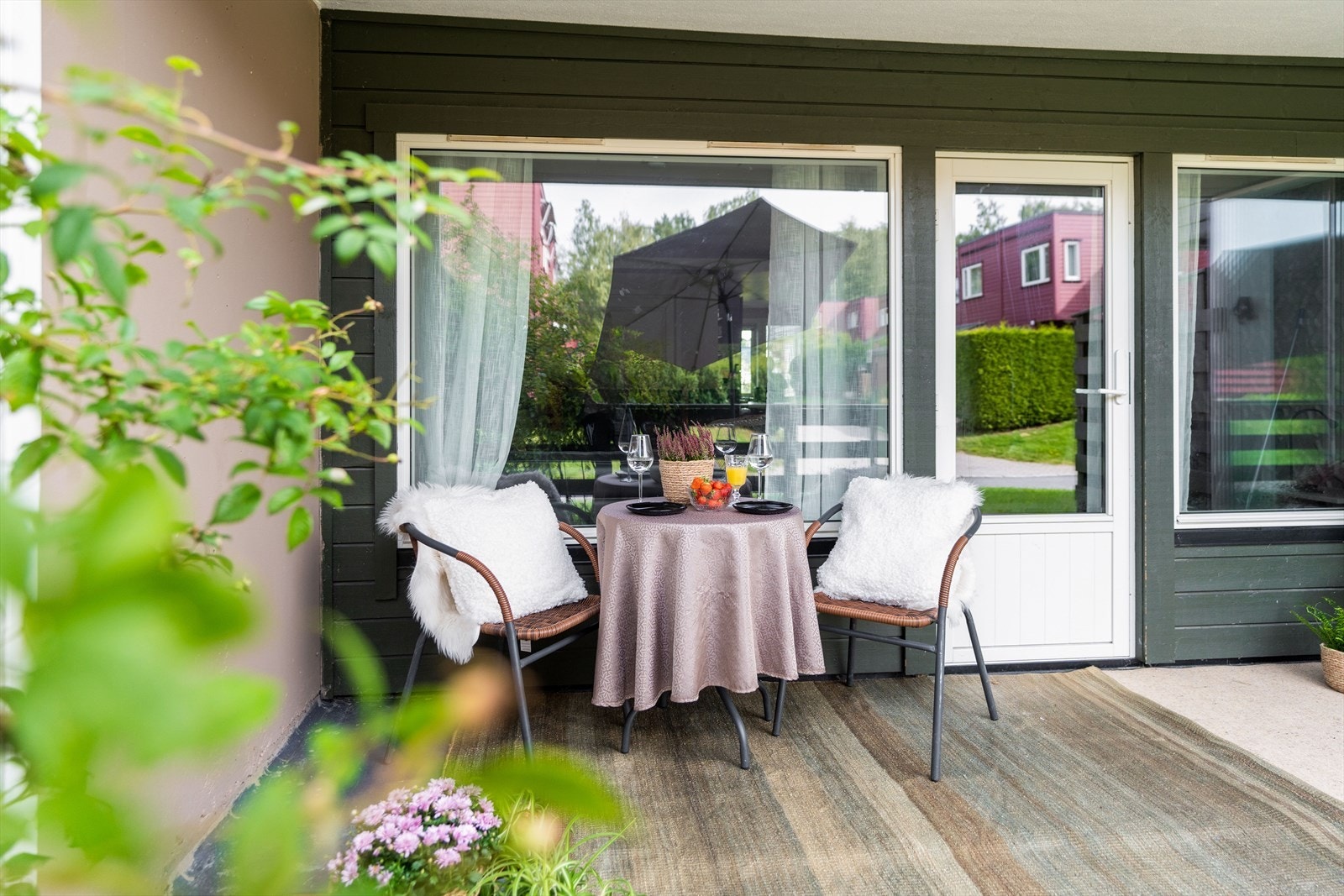 I vår- og sommerhalvåret blir utearealene en naturlig forlengelse av stuen - ideelt for hyggelige stunder med familie og venner. Galleribilde