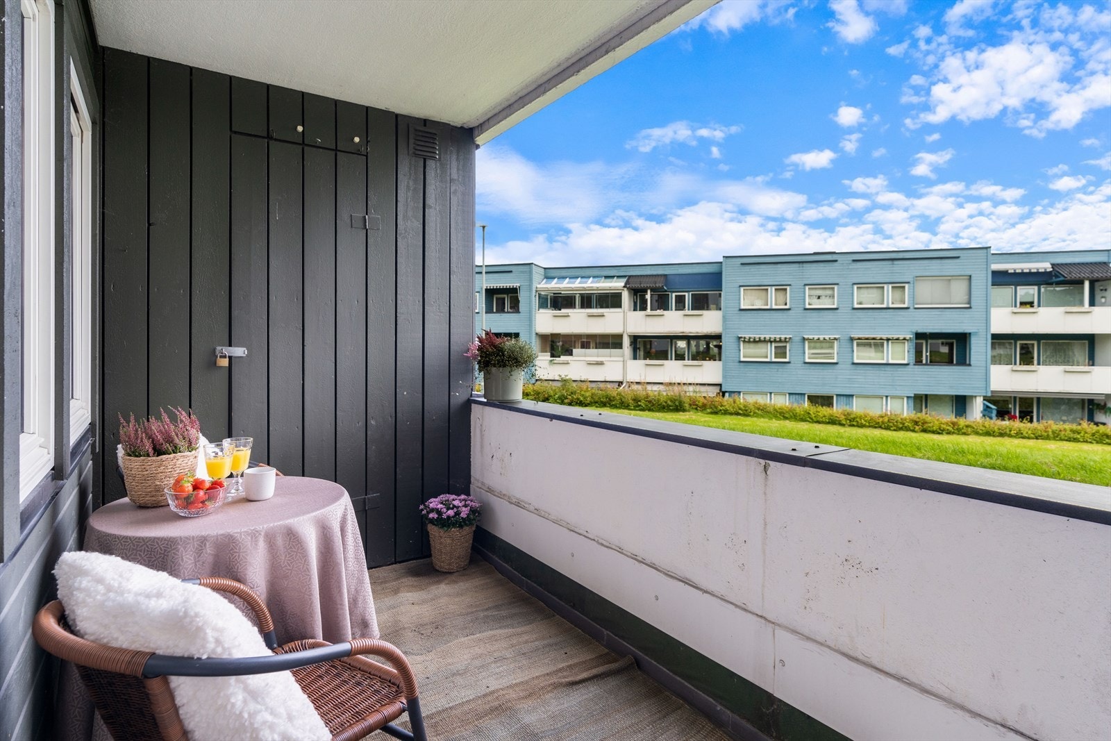 Fra balkongen er det direkte adkomst til en praktisk utvendig bod på ca. 2 m², perfekt for oppbevaring av sesongutstyr og annet nødvendig utstyr. Galleribilde