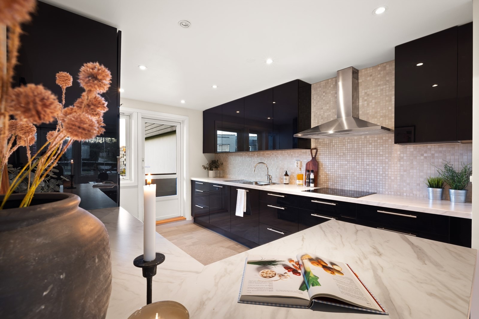 Kjøkkenet er utstyrt med integrert kjøl/fryseskap, oppvaskmaskin, platetopp, mikro og stekeovn, samt kullfilterventilator over kokeplassen. Galleribilde