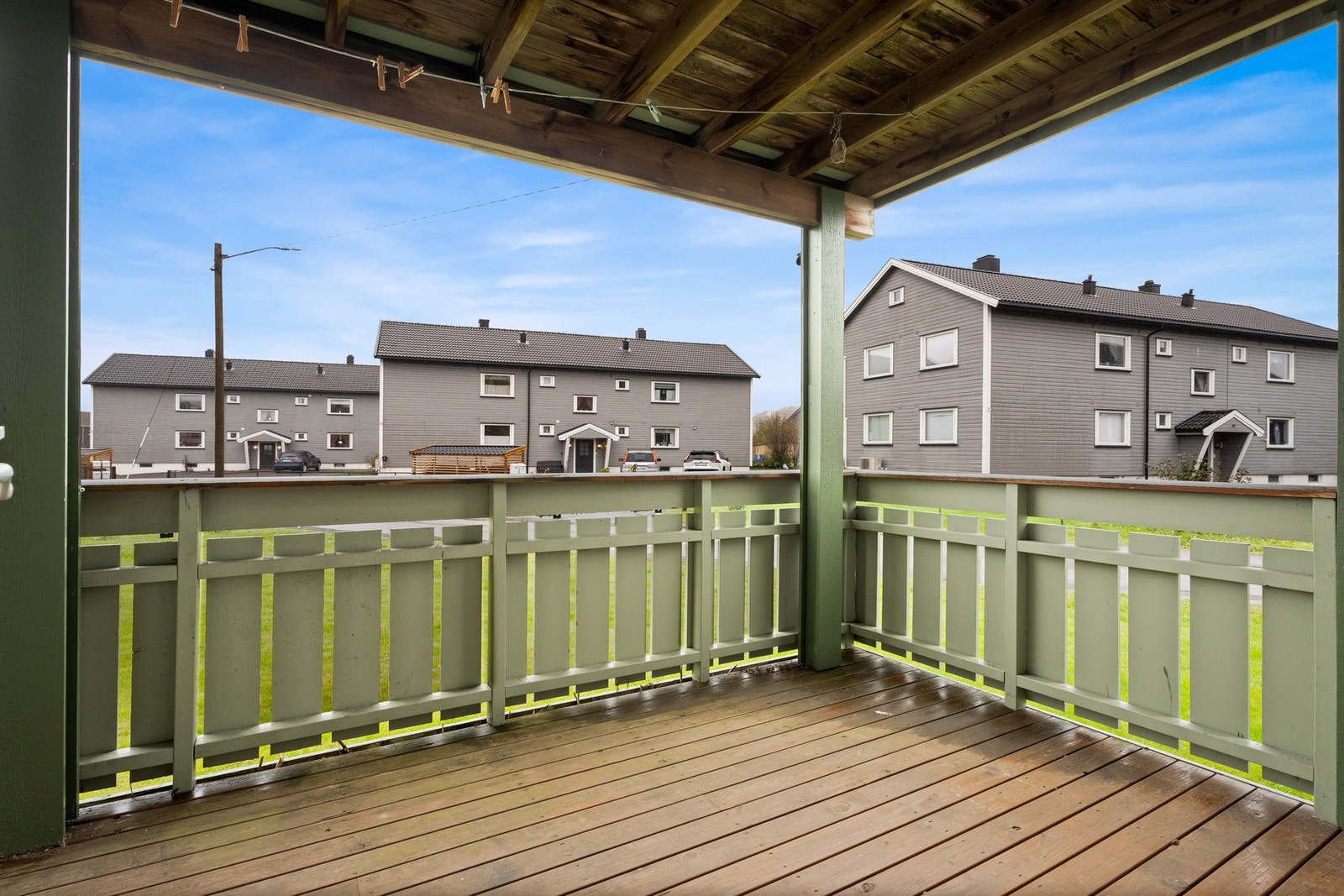 Terrassen har takoverbygg og utsyn mot grøntareal. Galleribilde