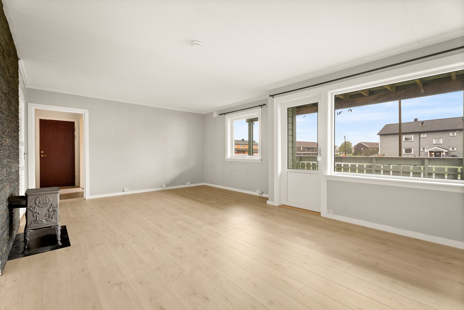 Lys, romslig stue med store vindusoverflater. Her kan man sette sitt eget preg. Galleribilde