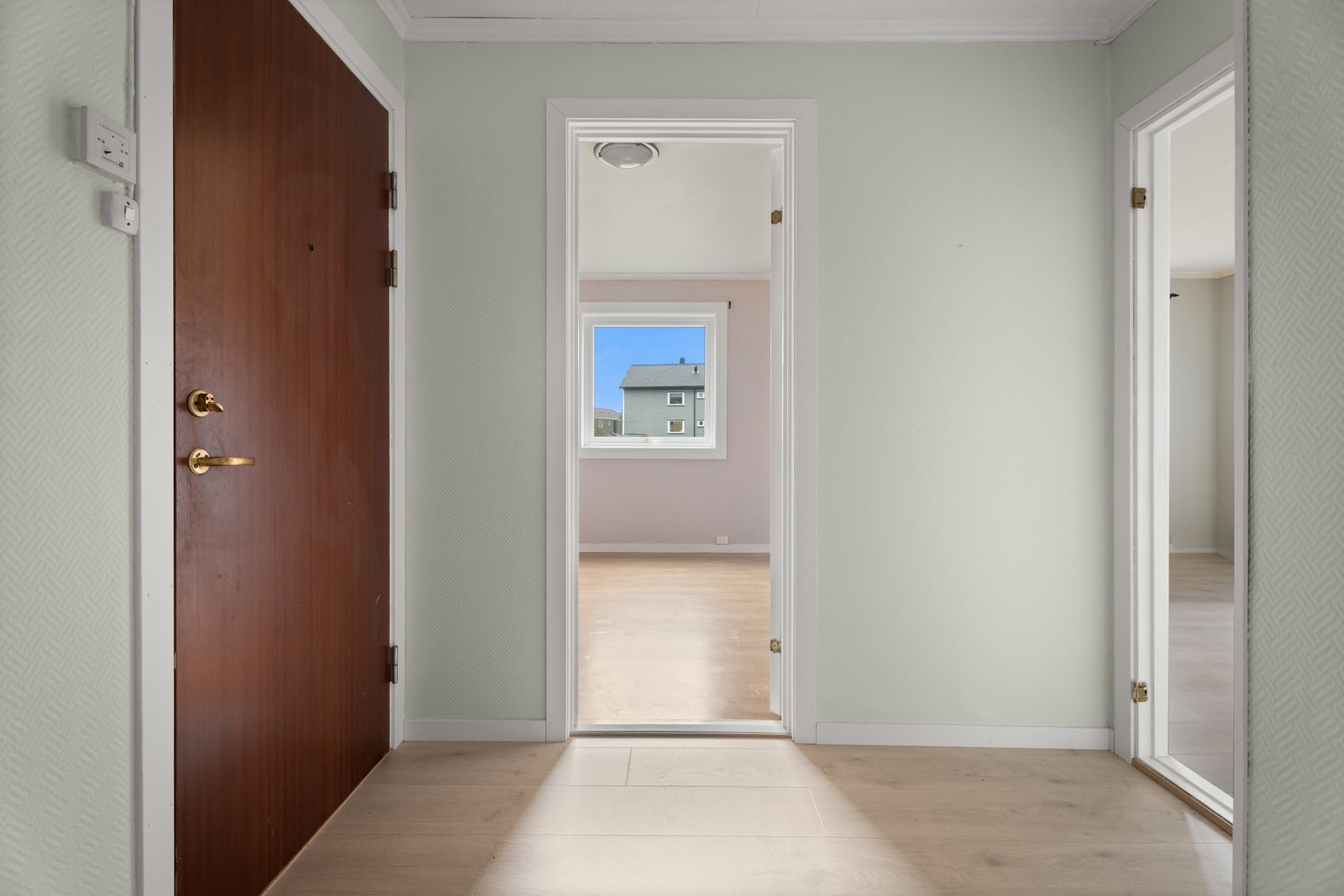 Gulv i gang, stue og kjøkken ble skiftet i 2024. Galleribilde