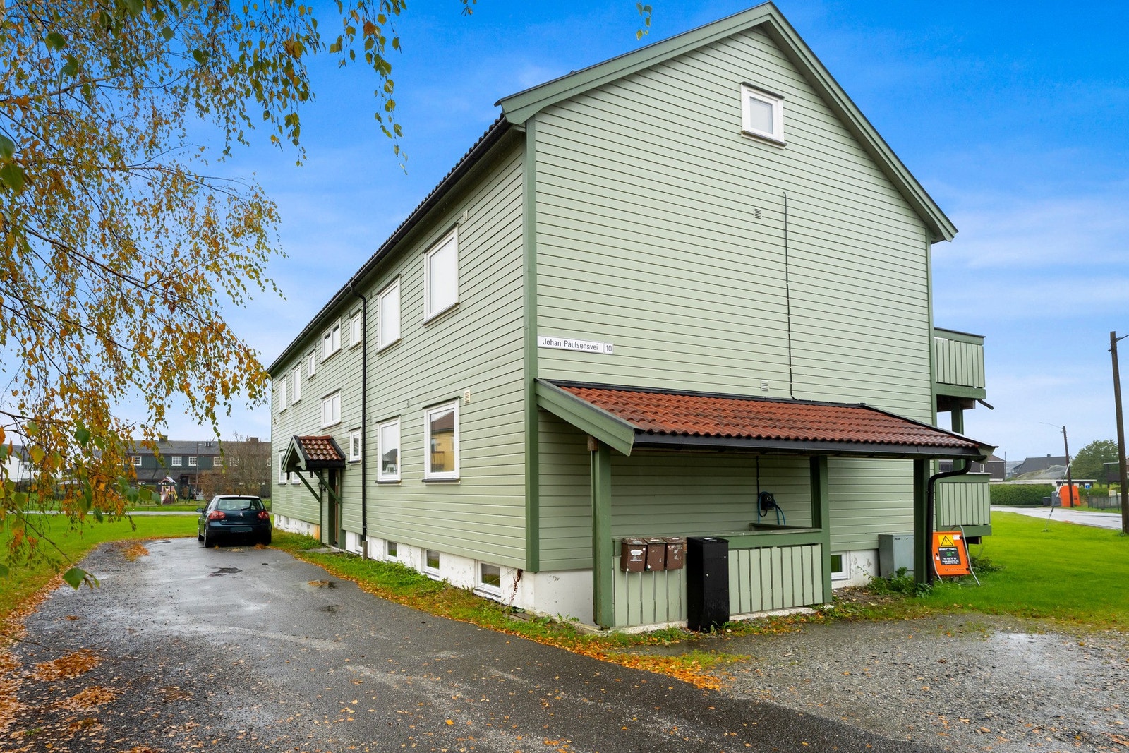 Felles gårdsplass med mulighet for å parkere bil. Galleribilde