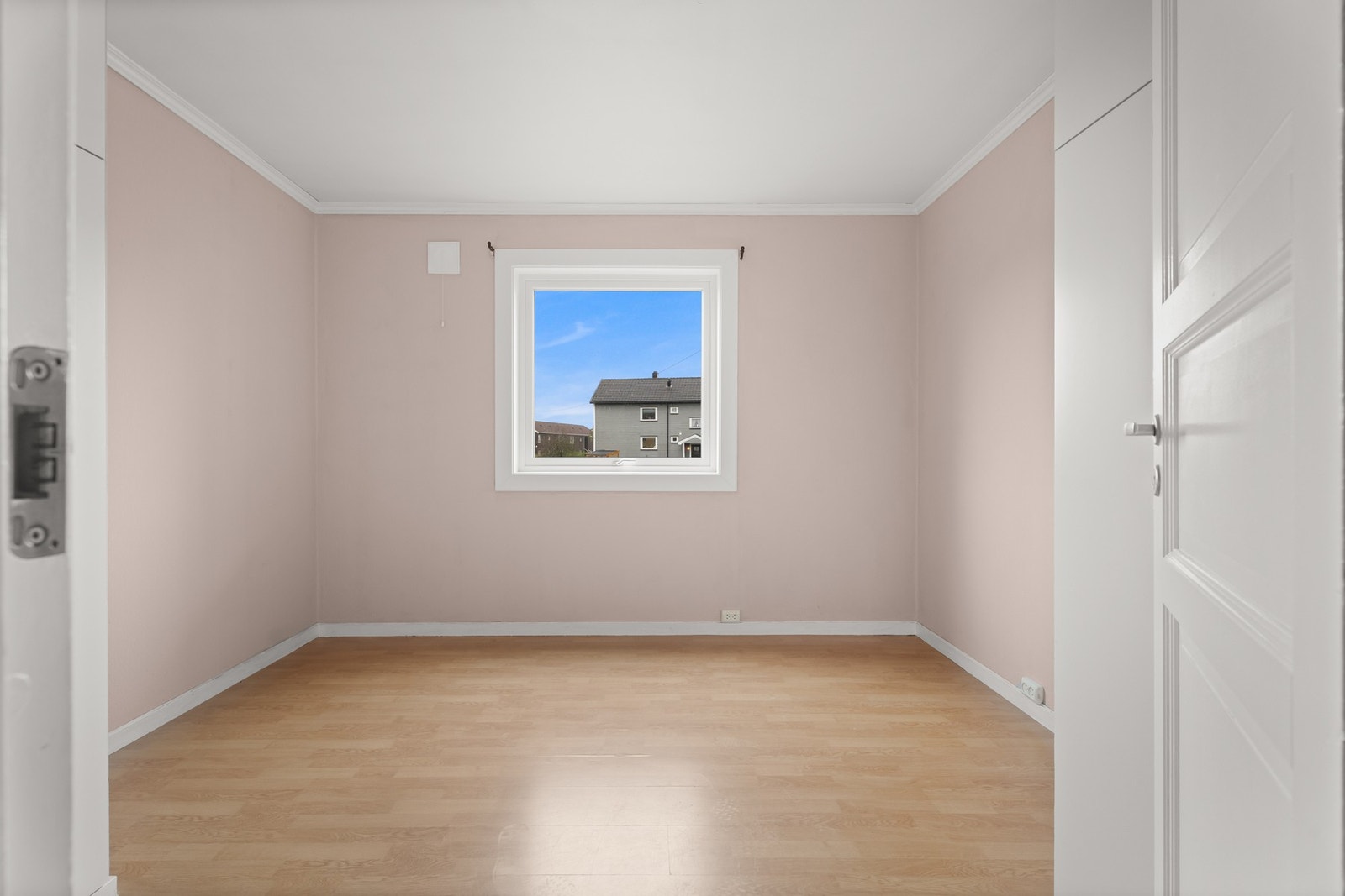 Soverom ved entré med plass til seng og garderobeløsning. Galleribilde