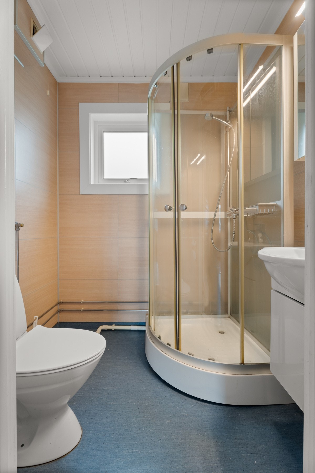 Bad av eldre dato - klart for modernisering etter egen smak. Galleribilde