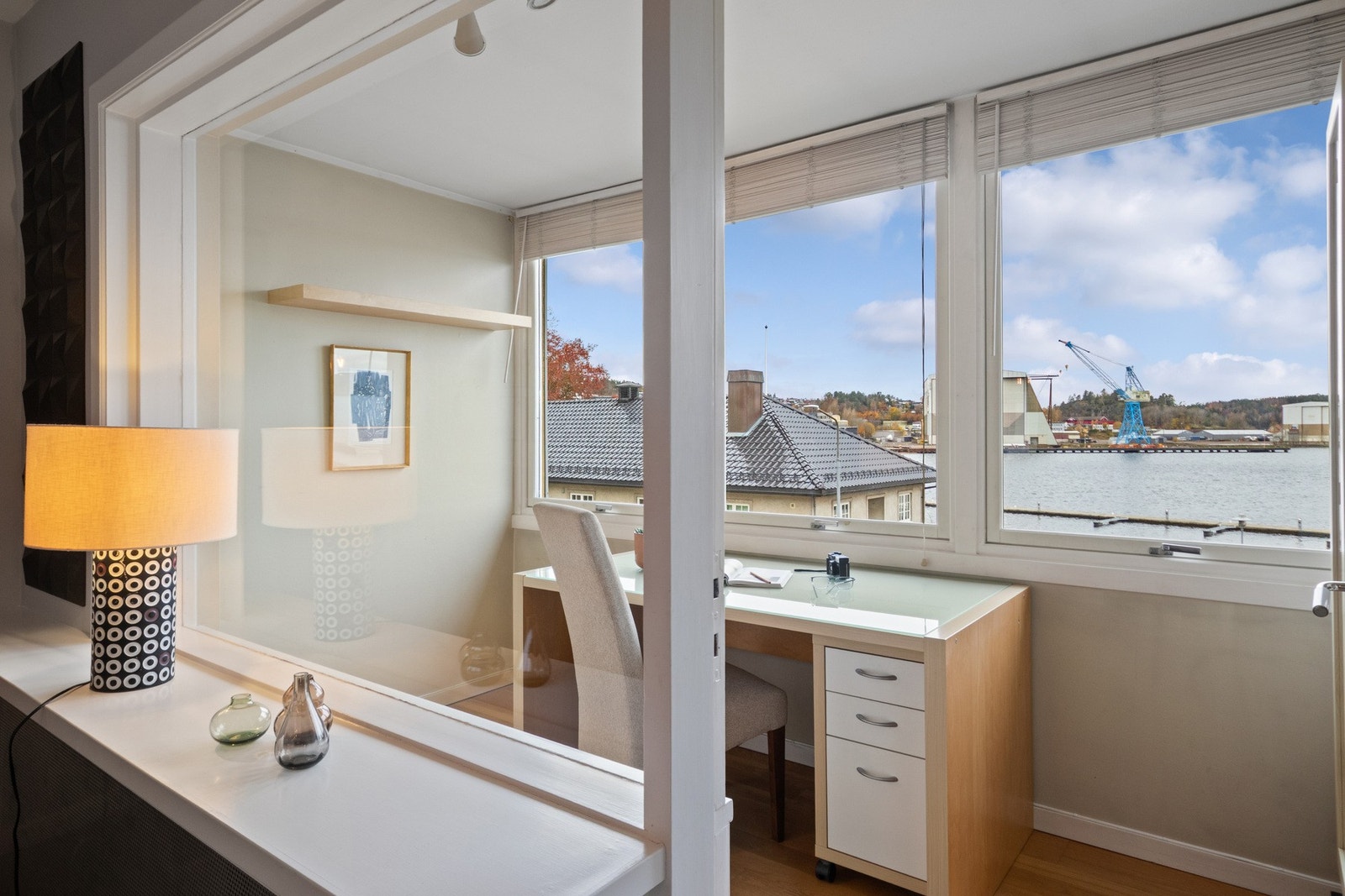 stuen har leiligheten et avdelt kontor med store vindusflater. Galleribilde