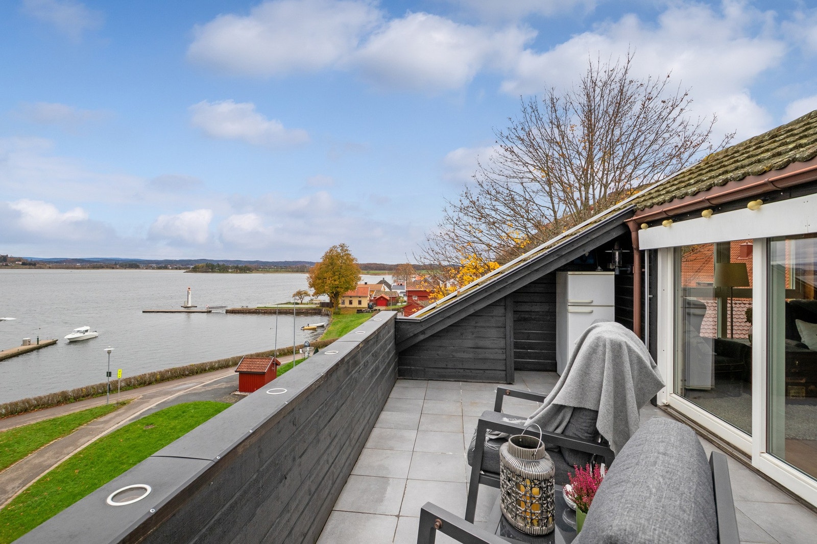 Her bor man nært vannet, med umiddelbar nærhet til butikker og spisesteder Galleribilde