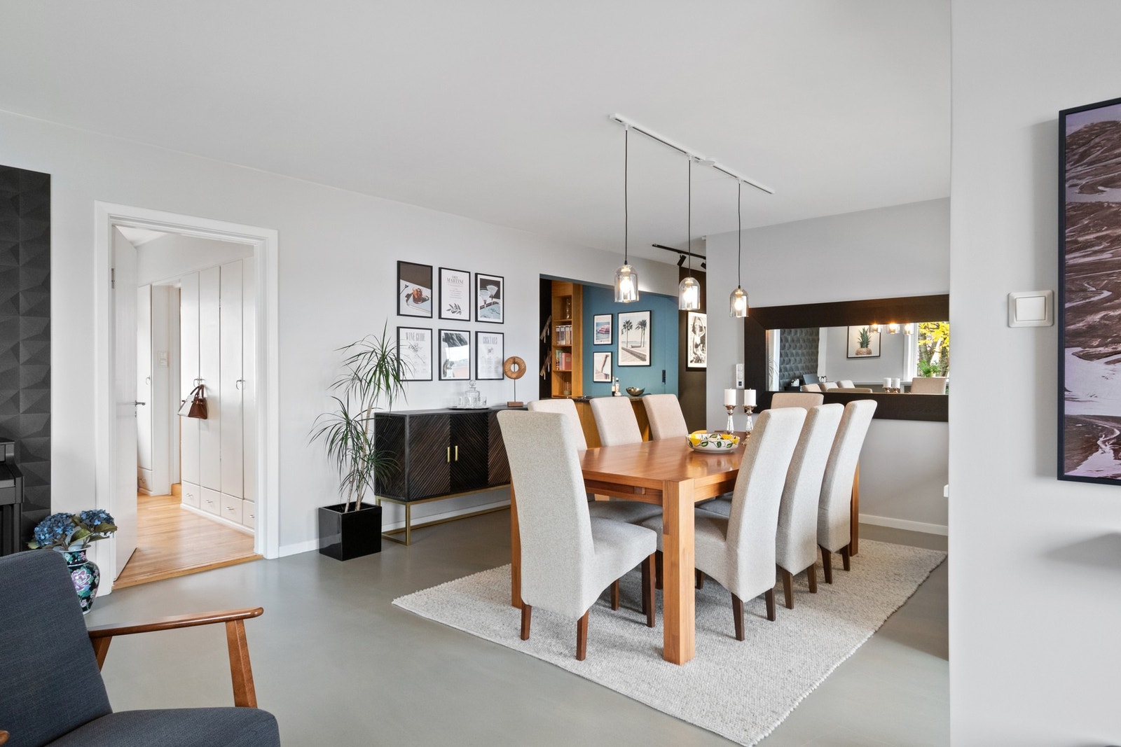 Nærmest kjøkkenet samles man for hyggelige måltider rundt et langbord Galleribilde