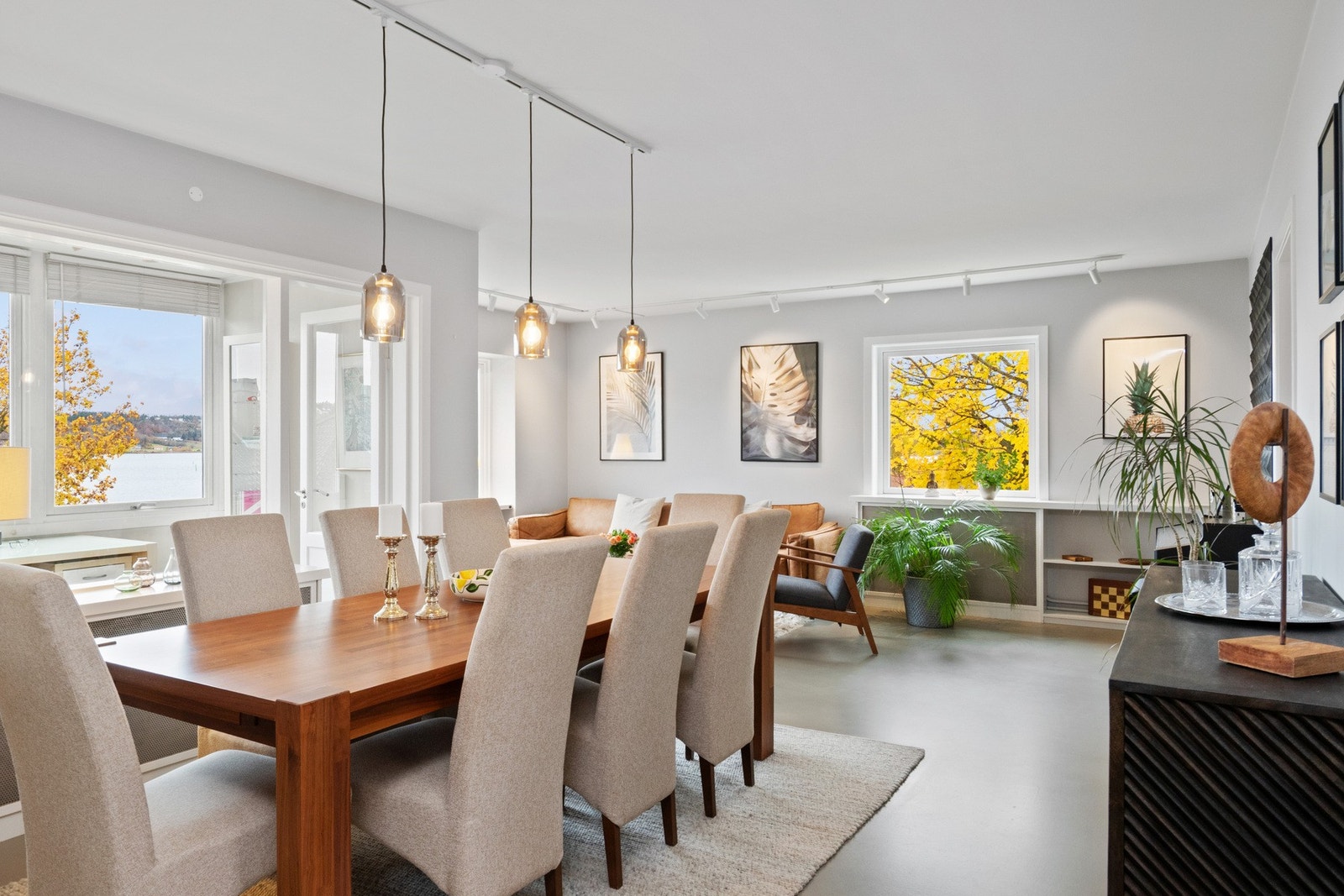 Stuen er stor, åpen og innbydende med sjøutsikt. Galleribilde