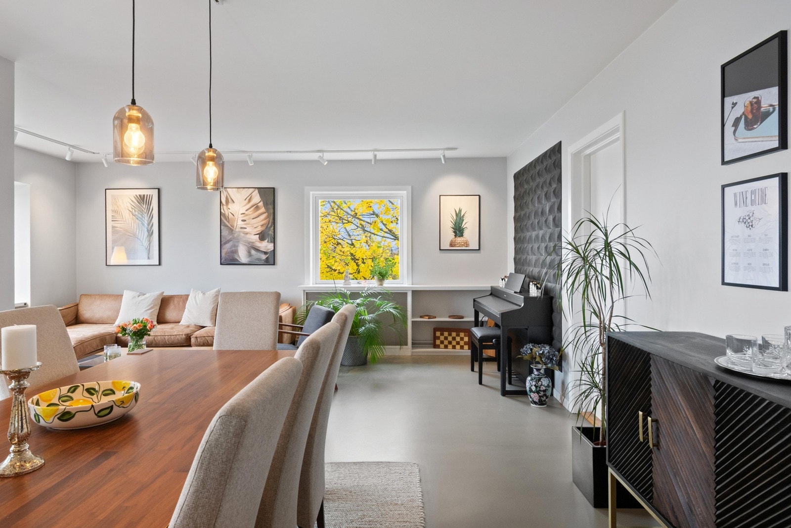 Romslig stue med fint lysinnslipp Galleribilde