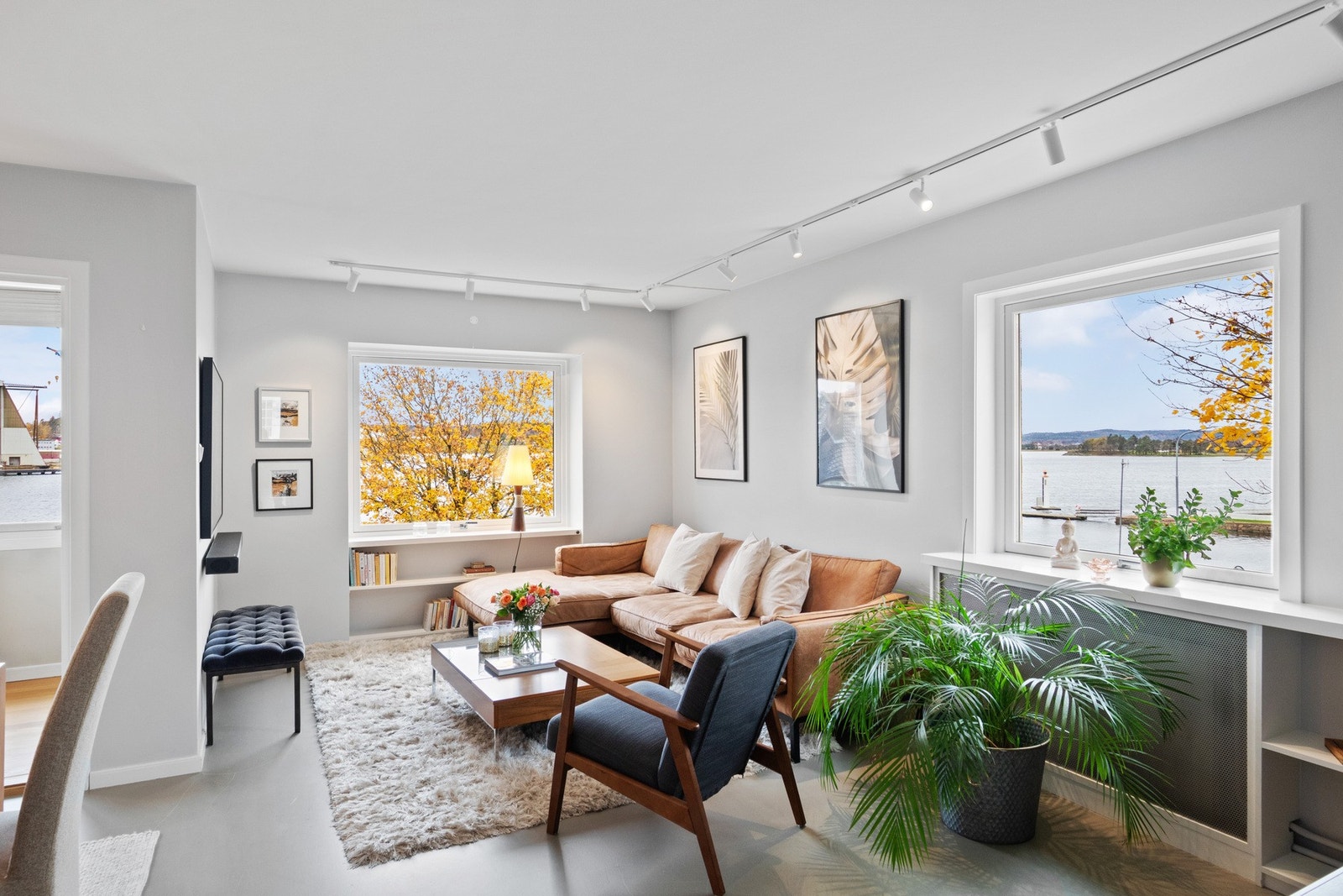 Utformingen gjør stuen enkel å møblere med flere sittegrupper - uten at det oppleves rotete Galleribilde