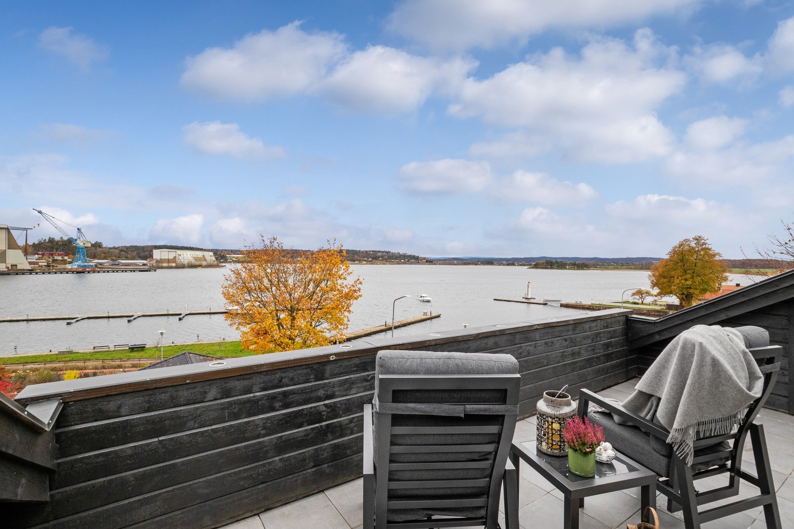 Eie Eiendomsmegling ved Tonny Nielsen presenterer en lekker loftsleilighet over 2 plan. Garasje, solrik takterrasse og slående sjøutsikt. Skjult perle - sentralt nær vannet. Foto: Bjørn Kjærra Galleribilde