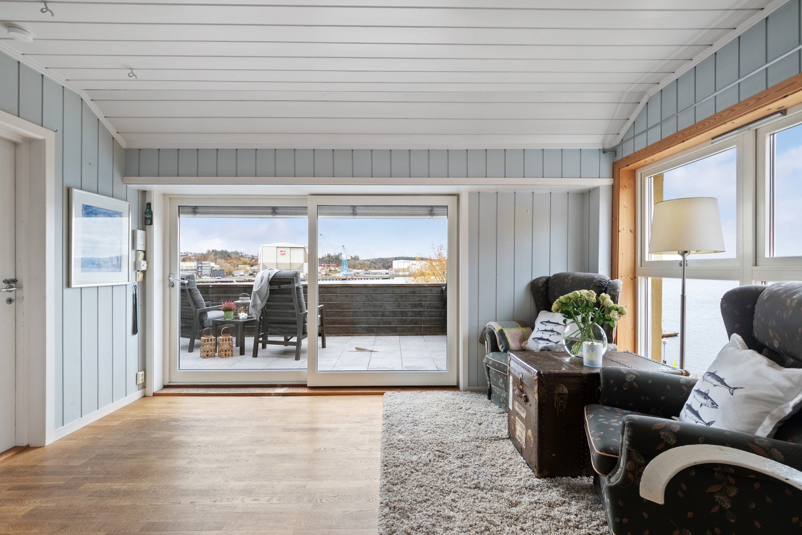 Øverst finner man en hyggelig stue, et ekstra oppholdsrom til lek, vennebesøk og avslapning Galleribilde