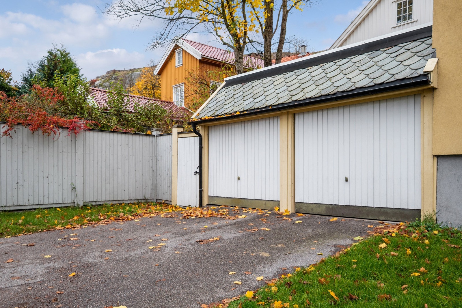 Leiligheten disponerer halvparten av en dobbelgarasje som deles med naboen. I garasjen er en lader for elbil installert, og foran garasjen følger det med én asfaltert biloppstillingsplass Galleribilde