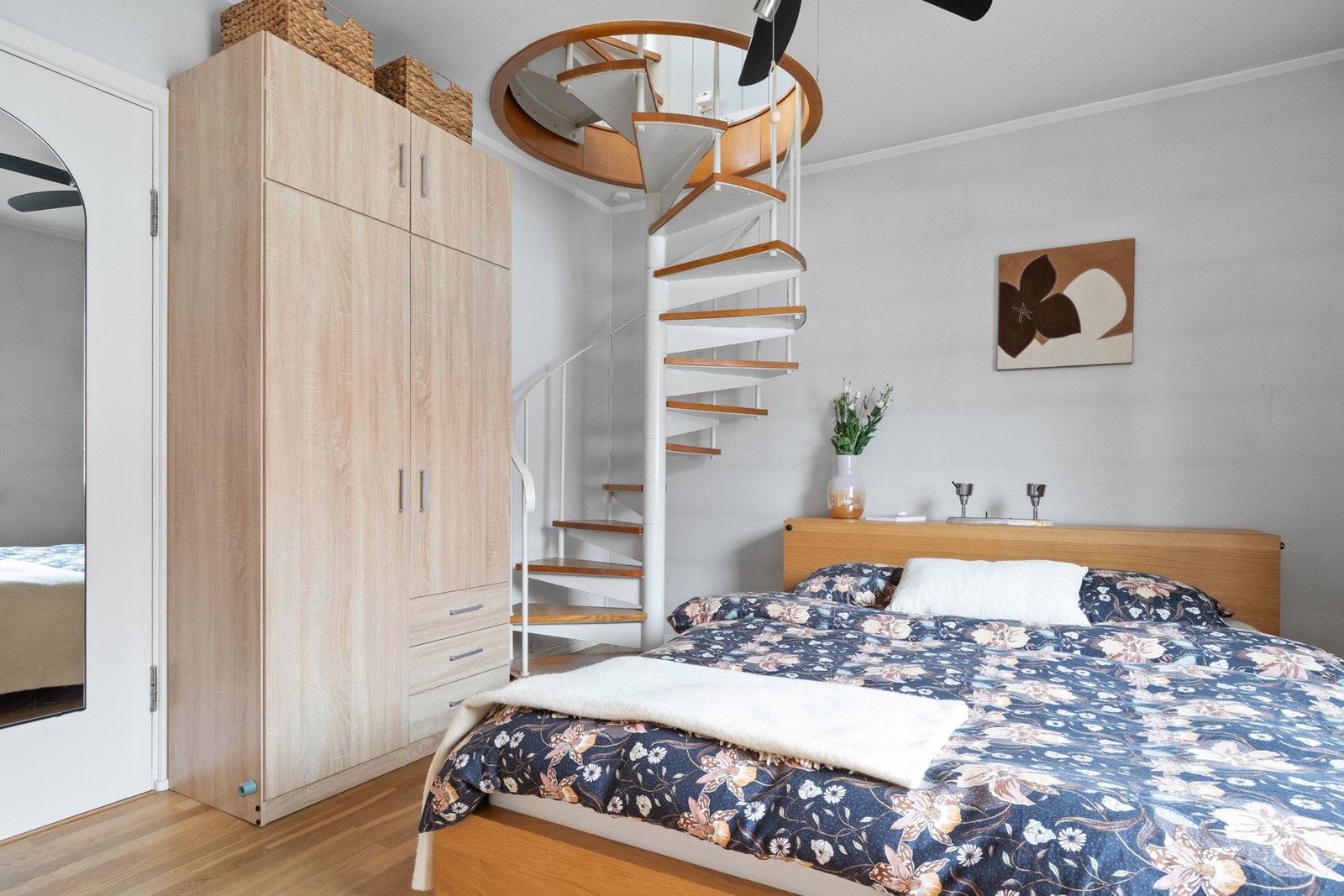 En stilig vinkeltrapp tar deg opp til loftstuen og den solrike takterrassen. Galleribilde