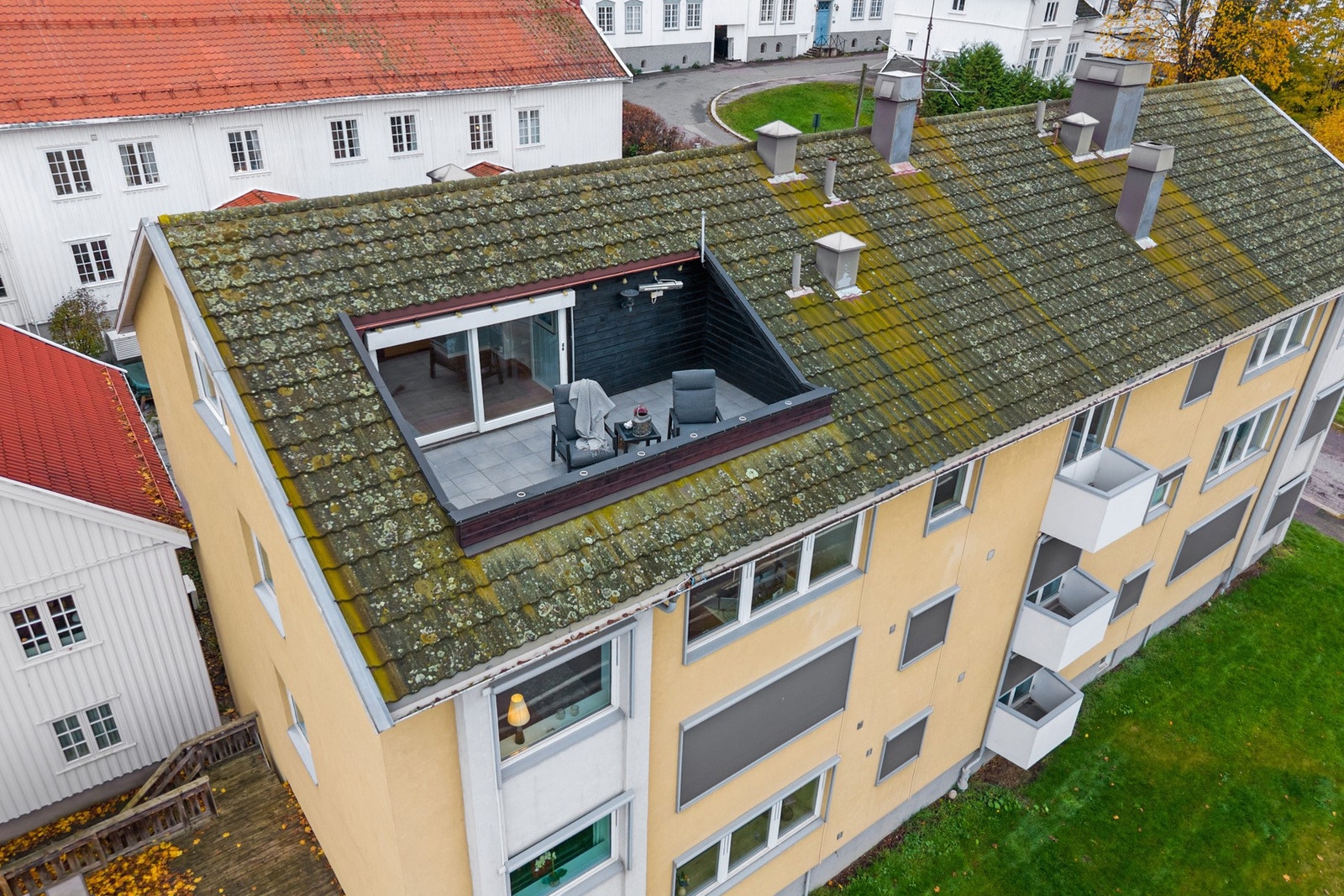 Plassert øverst i bygget får leiligheten fantastisk utsikt mot sjøen, en vakker ramme på en solrik takterrasse. Galleribilde
