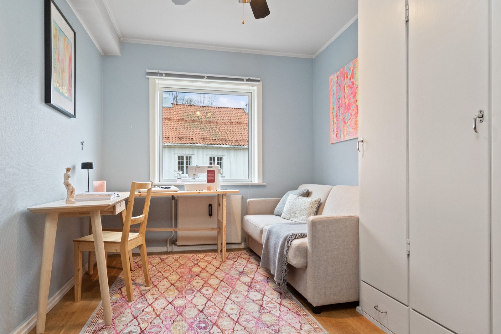 I leiligheten er det to lyse soverom med parkettgulv, holdt i duse farger for en behagelig atmosfære Galleribilde