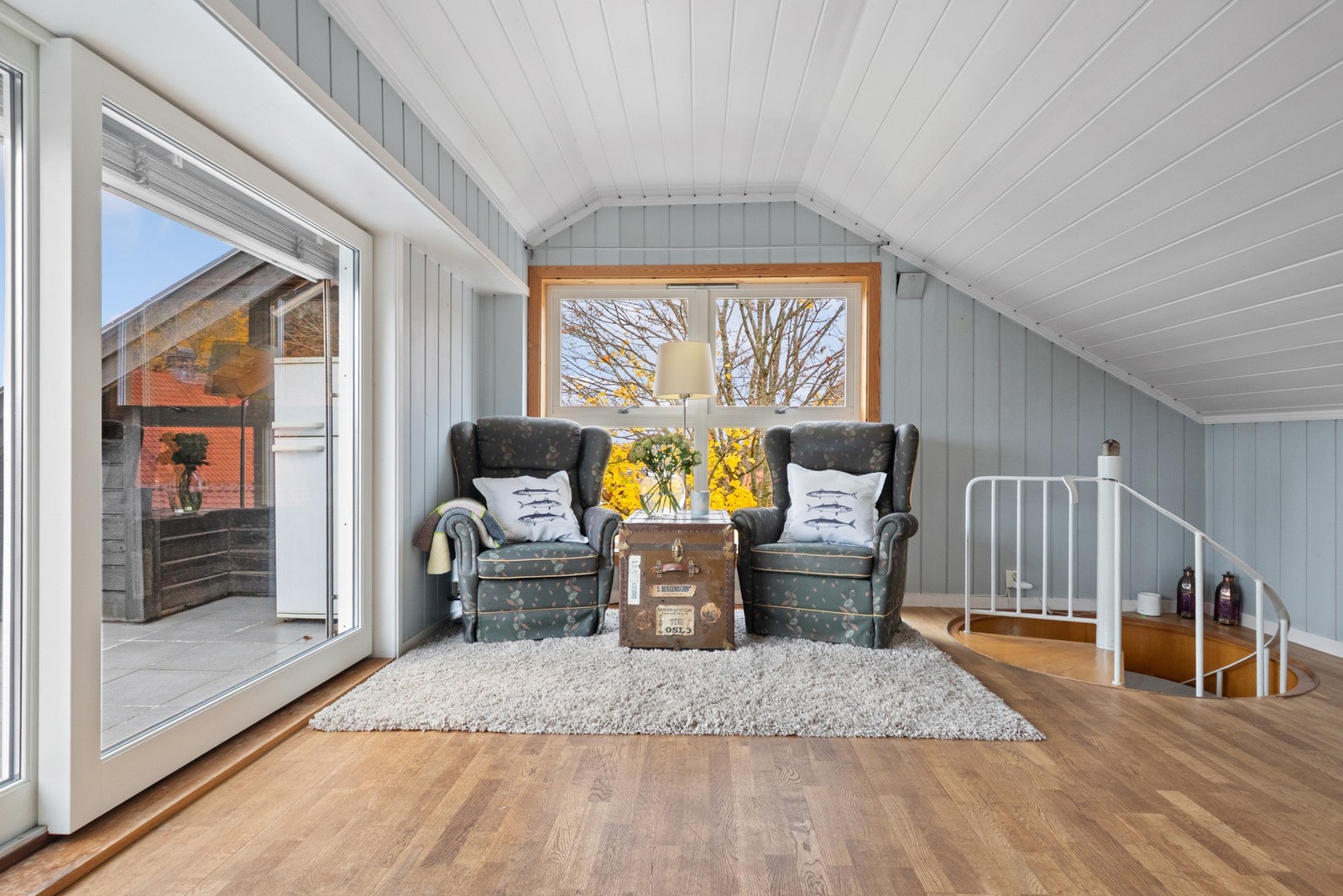 Rommet får lys fra to sider, og vinduene inkluderer en skyvedør til den solfylte terrassen. Galleribilde