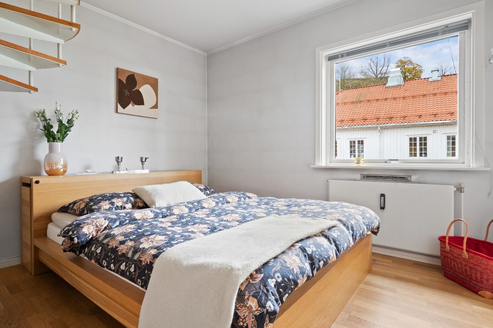 Hovedsoverommet ligger i suiteløsning med badet - en behagelig hverdagsluksus. Galleribilde