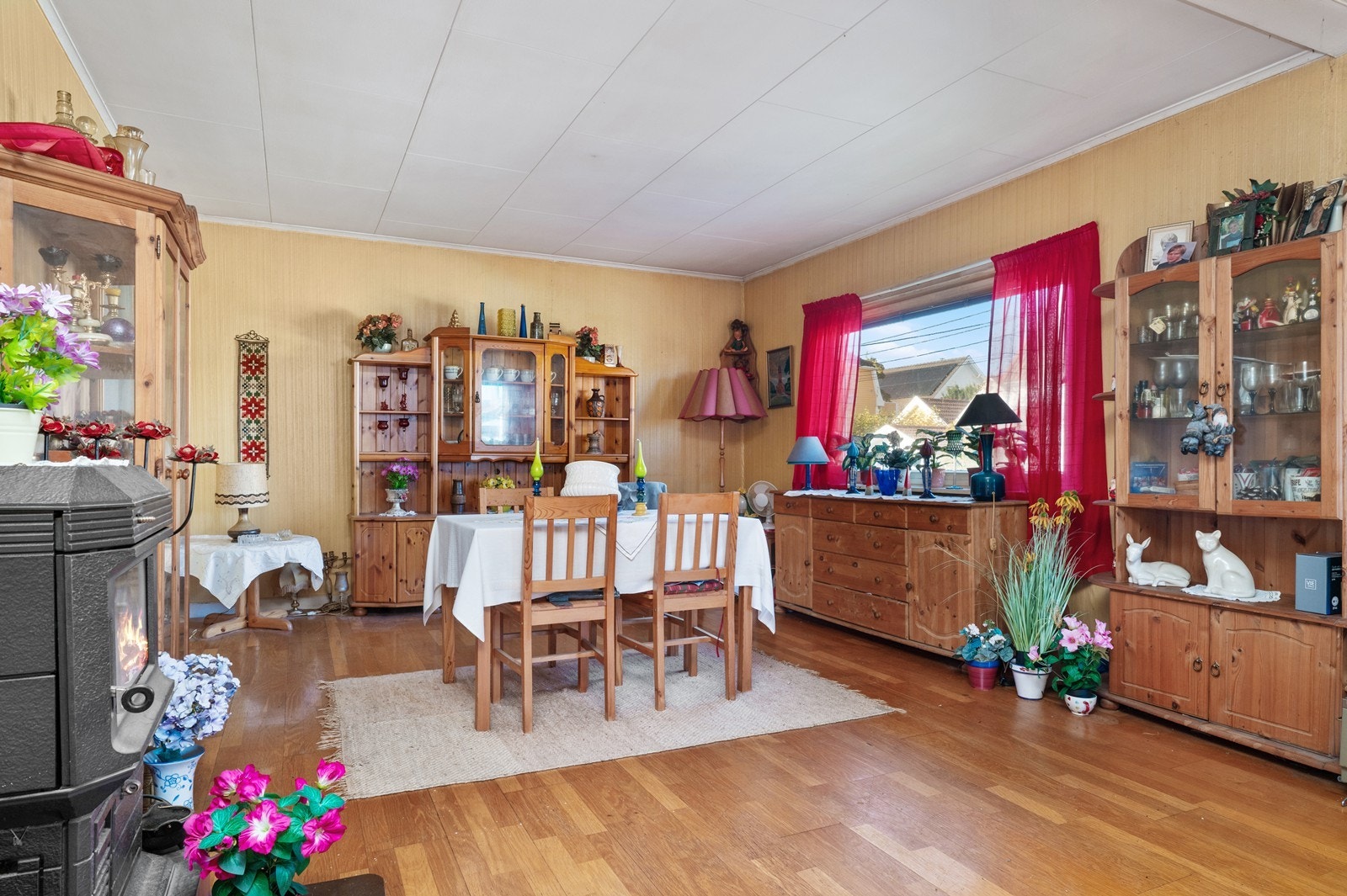 Stuen i 2. etasje har plass til både spisestue og sofagruppe. Galleribilde