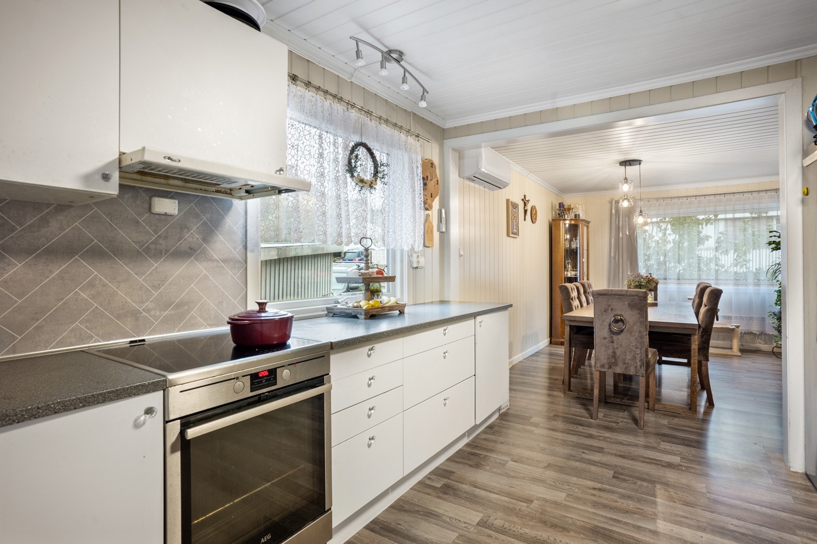 Kjøkken i 1. etasje med åpen løsning mot stue hvor spisestuen har fått sin naturlige plass. Galleribilde