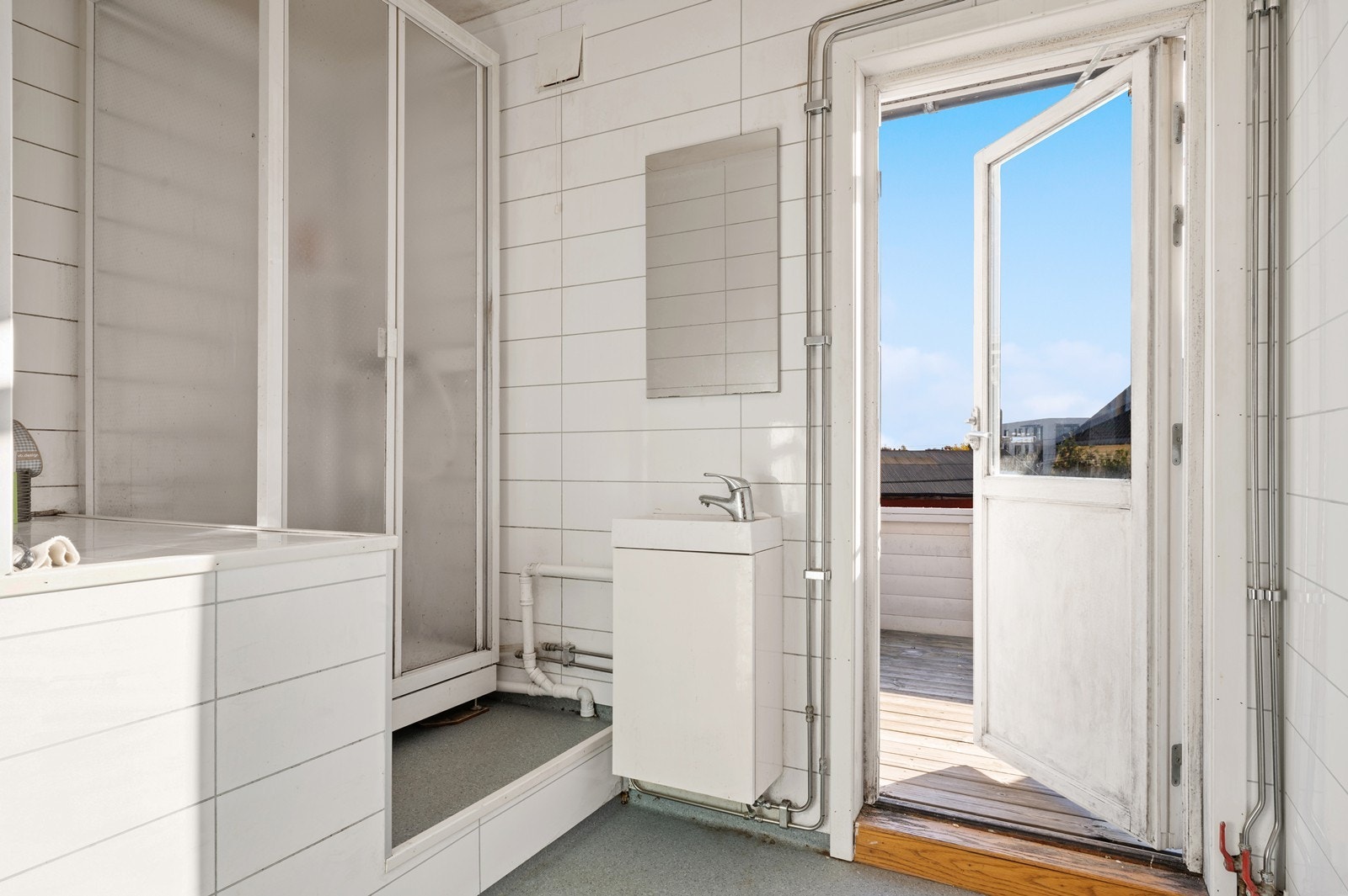 Baderommet i 2. etasje har vinylbelegg på gulvet og baderomsplater på veggene. Det er utstyrt med dusjkabinett og servant. Rommet har ikke sluk i gulvet, og bærer preg av høy luftfuktighet over tid. Galleribilde