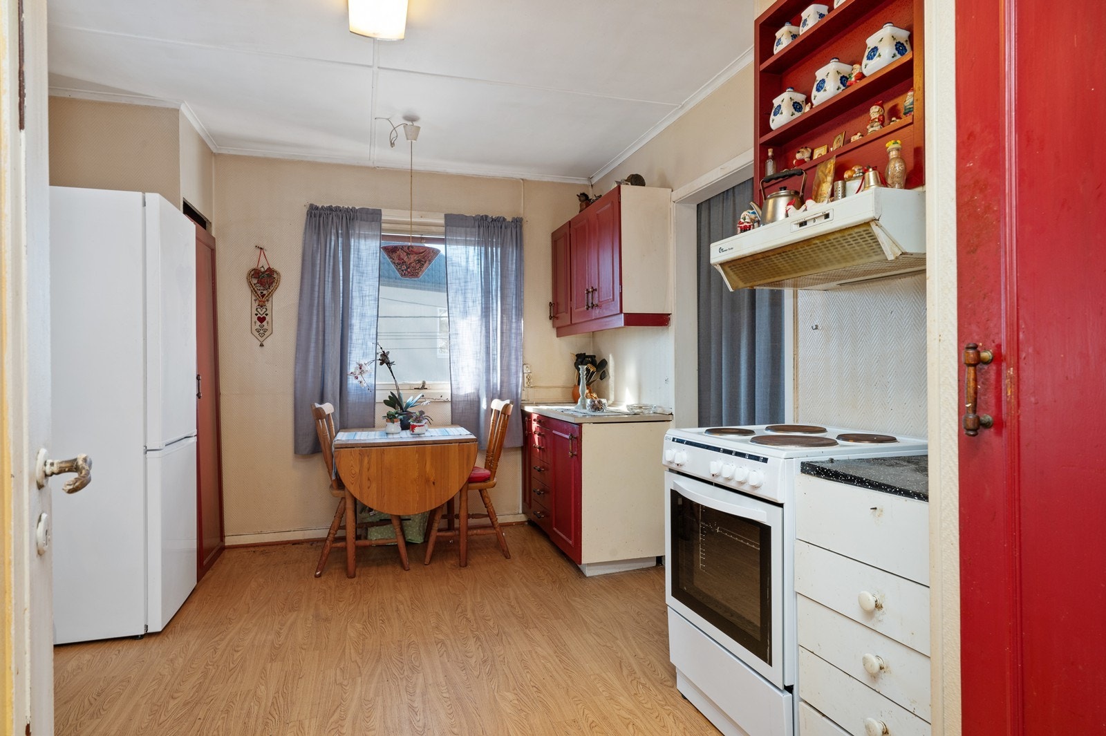 Eldre kjøkken med plass til liten spisegruppe ved kjøkkenet. Galleribilde