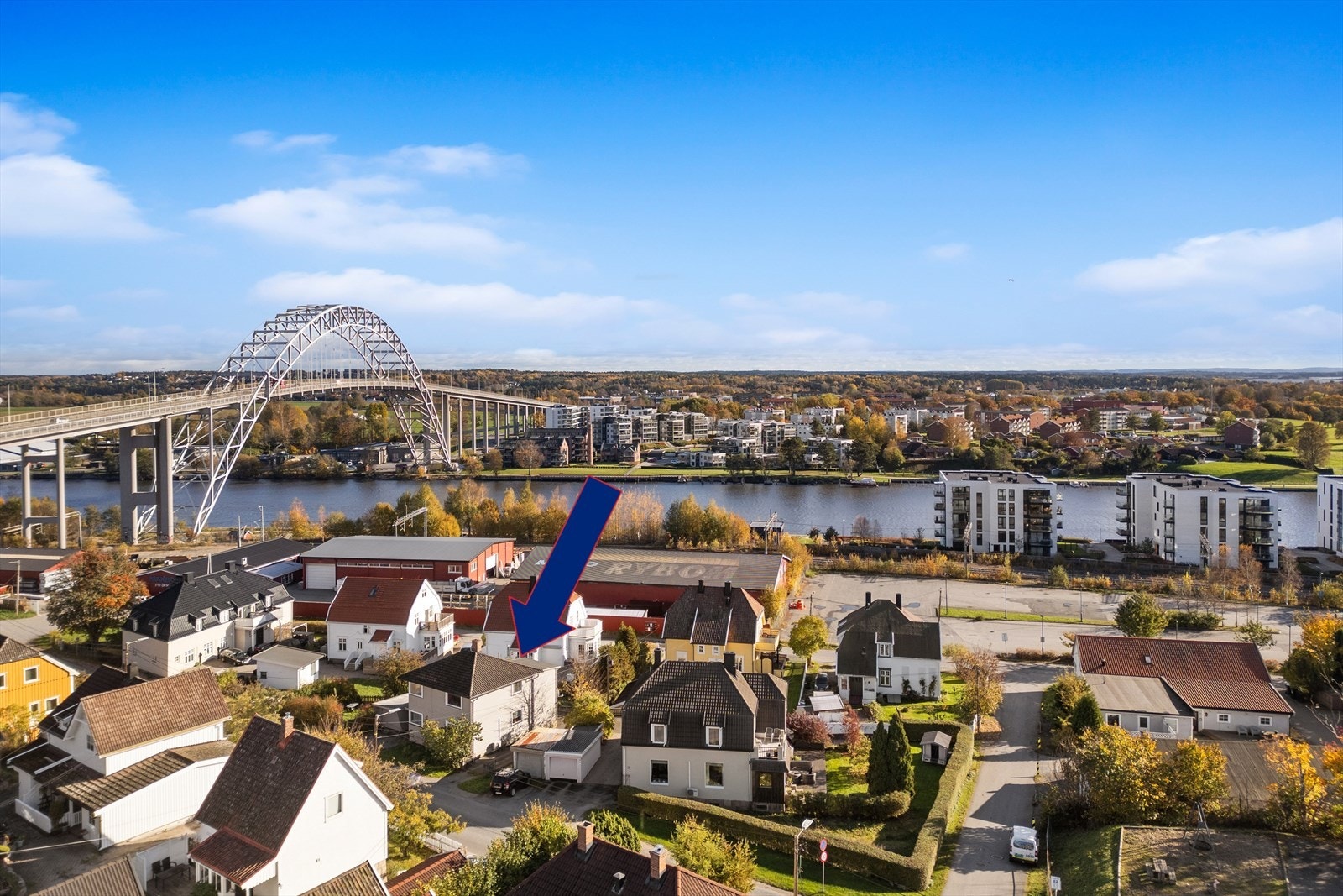 Brønneløkkveien 17 er en tomannsbolig i et etabler boligområde på Lahelle i Fredrikstad. Galleribilde