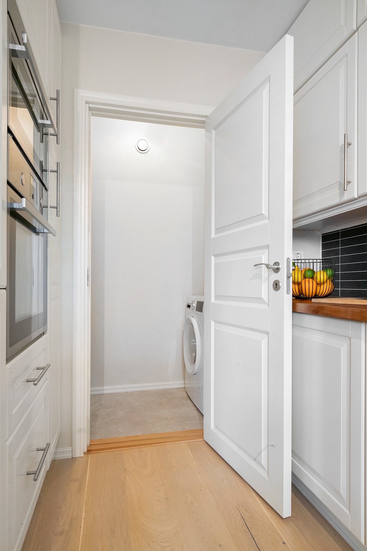 Praktisk innvendig bod med adkomst fra kjøkkenet - perfekt som ekstra oppbevaringsplass eller vaskerom. Galleribilde