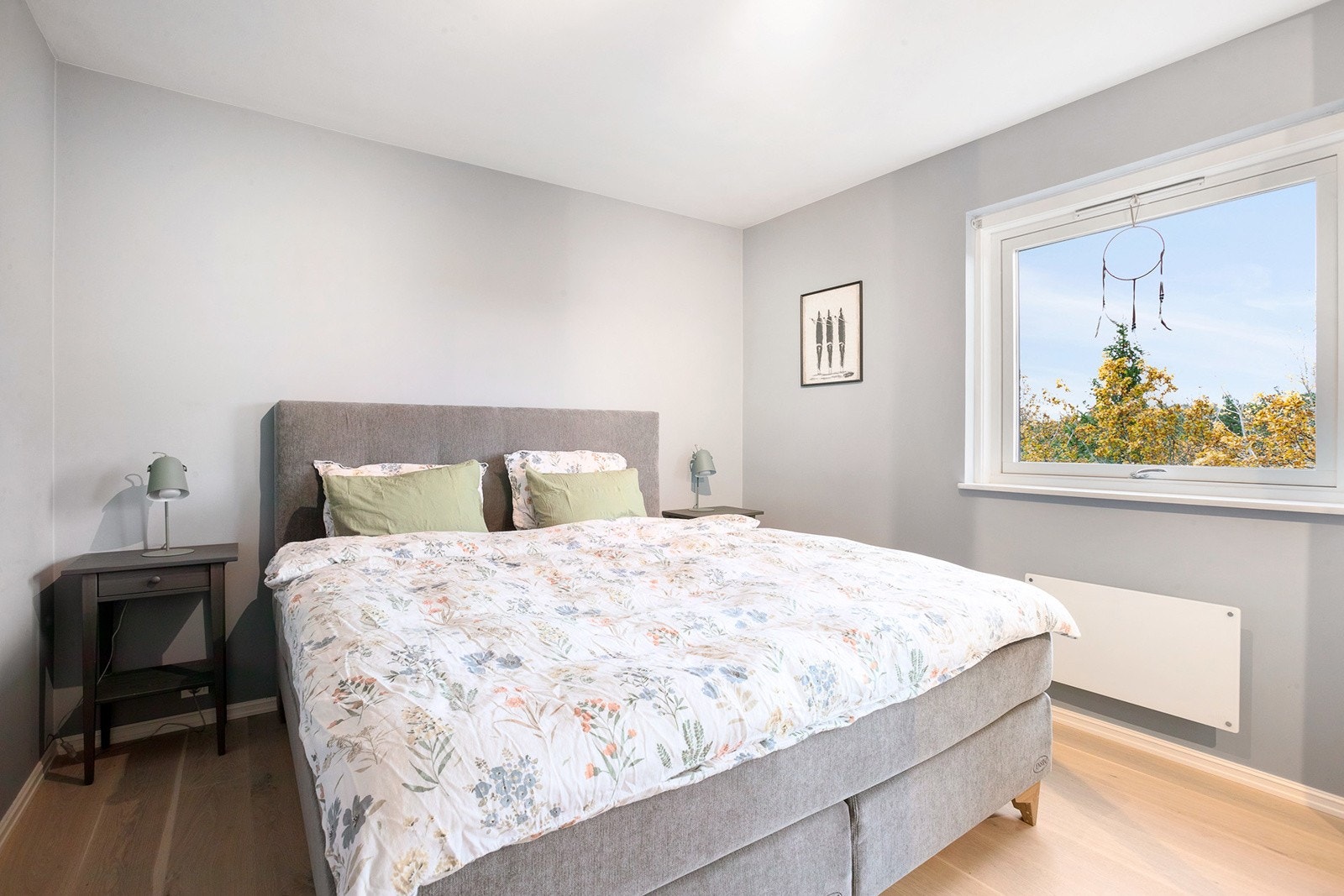 Romslig hovedsoverom med stor vindusflate og skyvedørsgarderobe - god plass til dobbeltseng og nattbord. Galleribilde