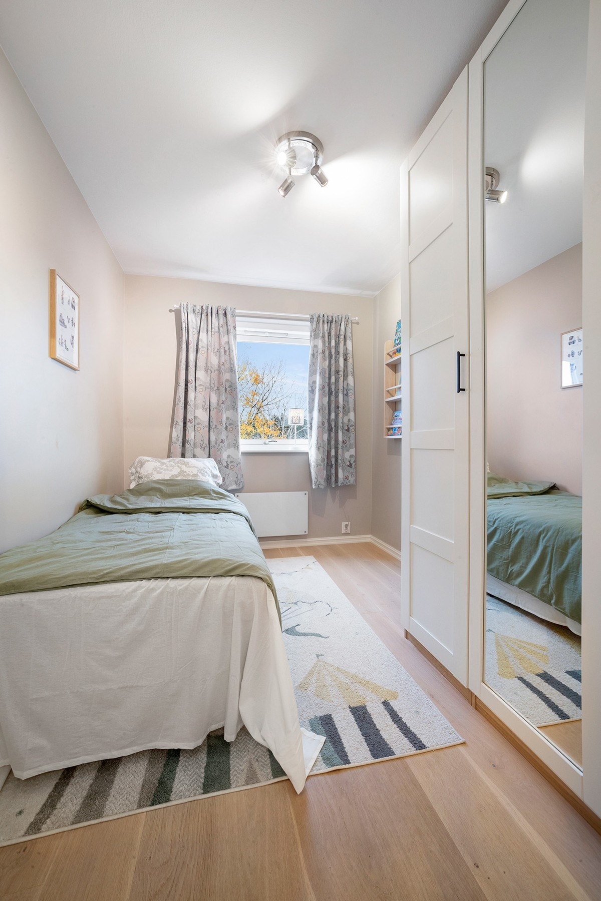 Soverom 2 har plass til seng, nattbord og garderobeskap. Kan også benyttes som kontor! Galleribilde