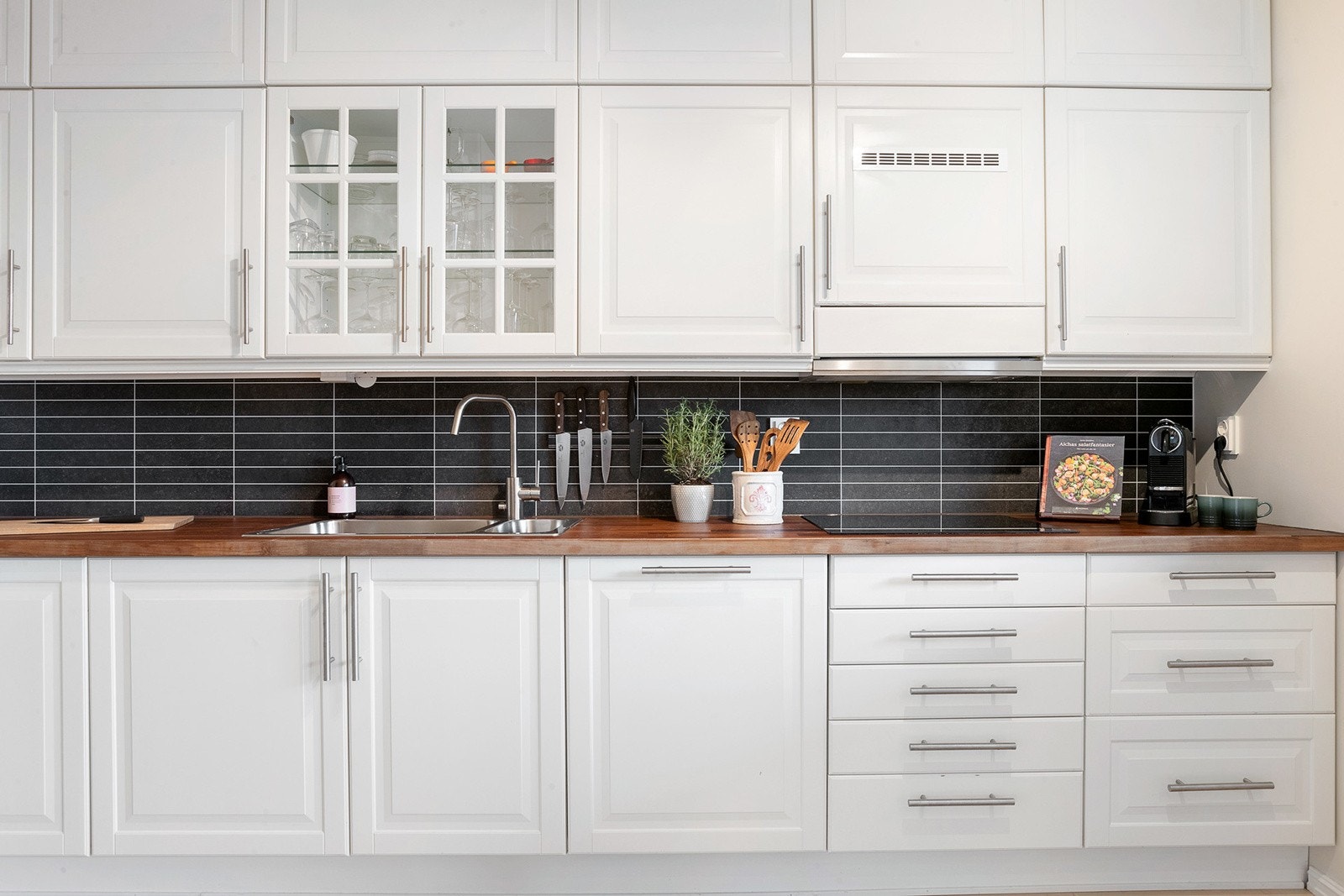 Tidløs kjøkkeninnredning med integrerte hvitevarer. Galleribilde