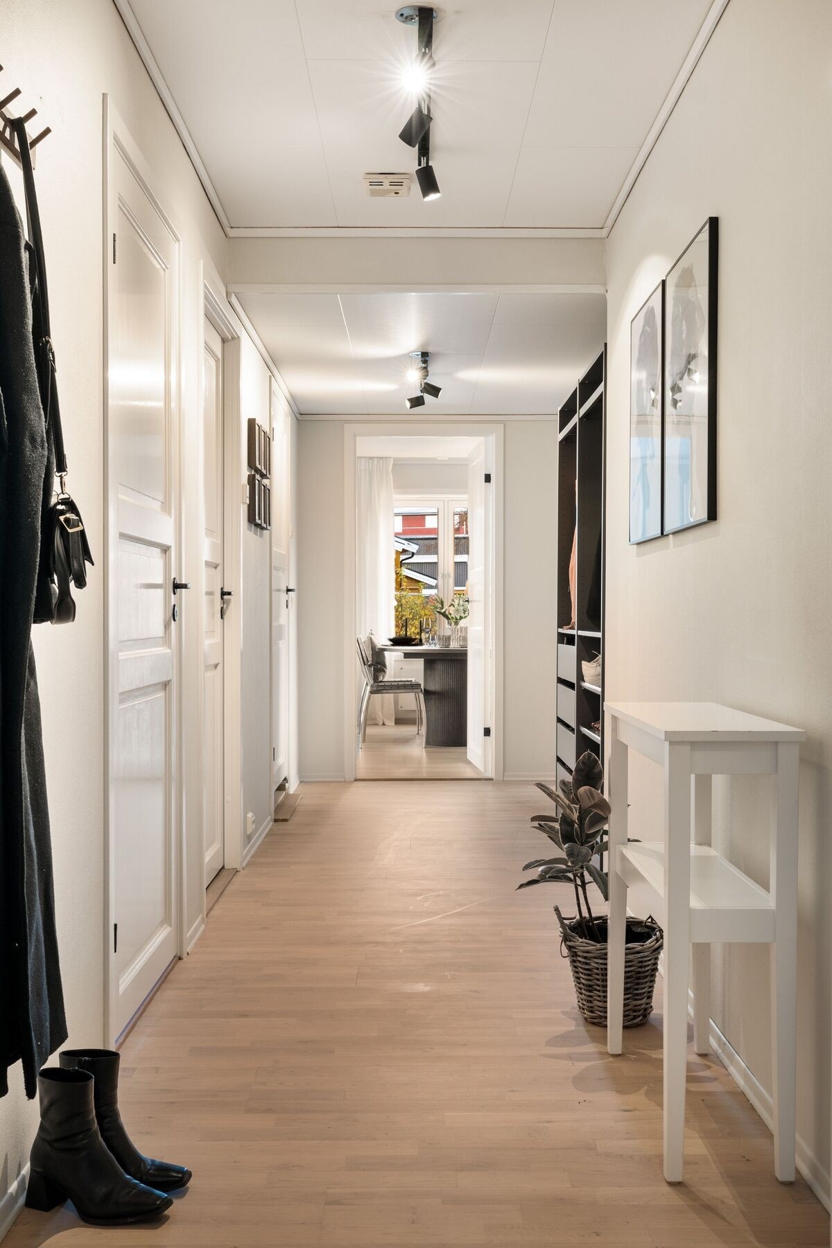 Ved inngangen møter du en entré på 9,6 m² med god plass til yttertøy og sko. Fra entréen har man tilgang til den praktiske innvendige boden. Galleribilde