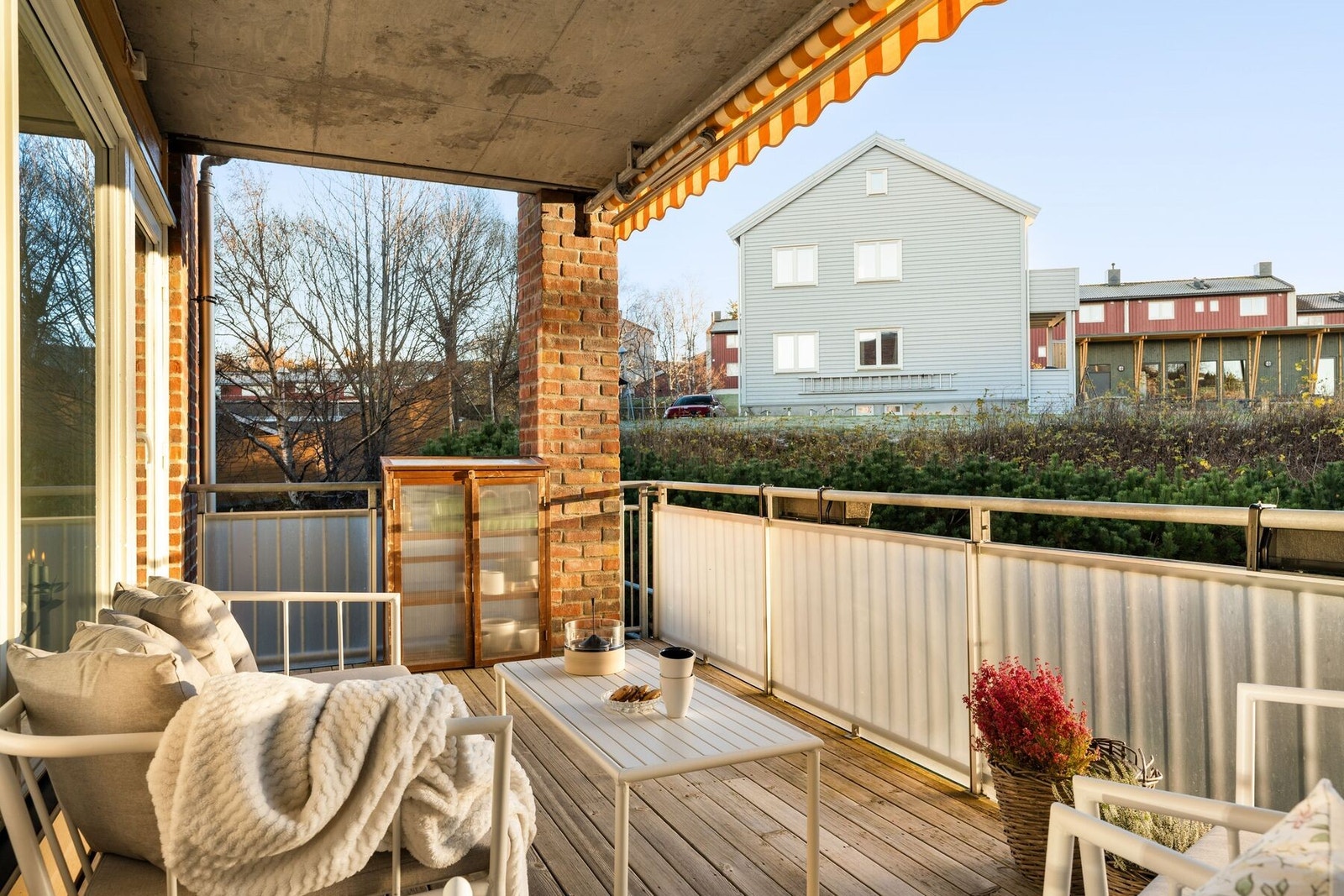 Videre fra kjøkkenet har man utgang til en herlig overbygd balkong på ca. 13 m². Galleribilde
