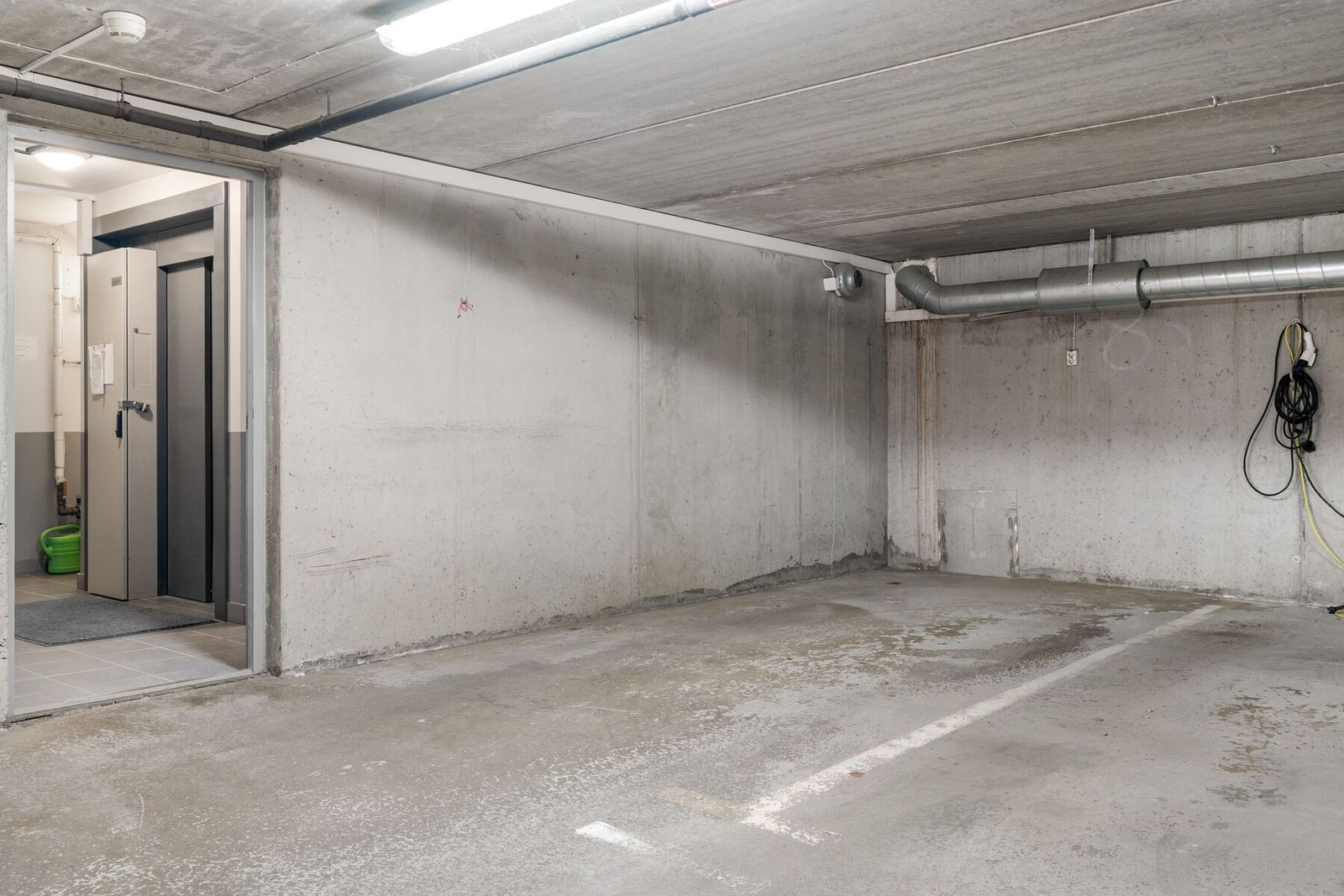 Det medfølger fast parkeringsplass i lukket p-kjeller. Det er også en ekstra bod i kjelleren. Galleribilde