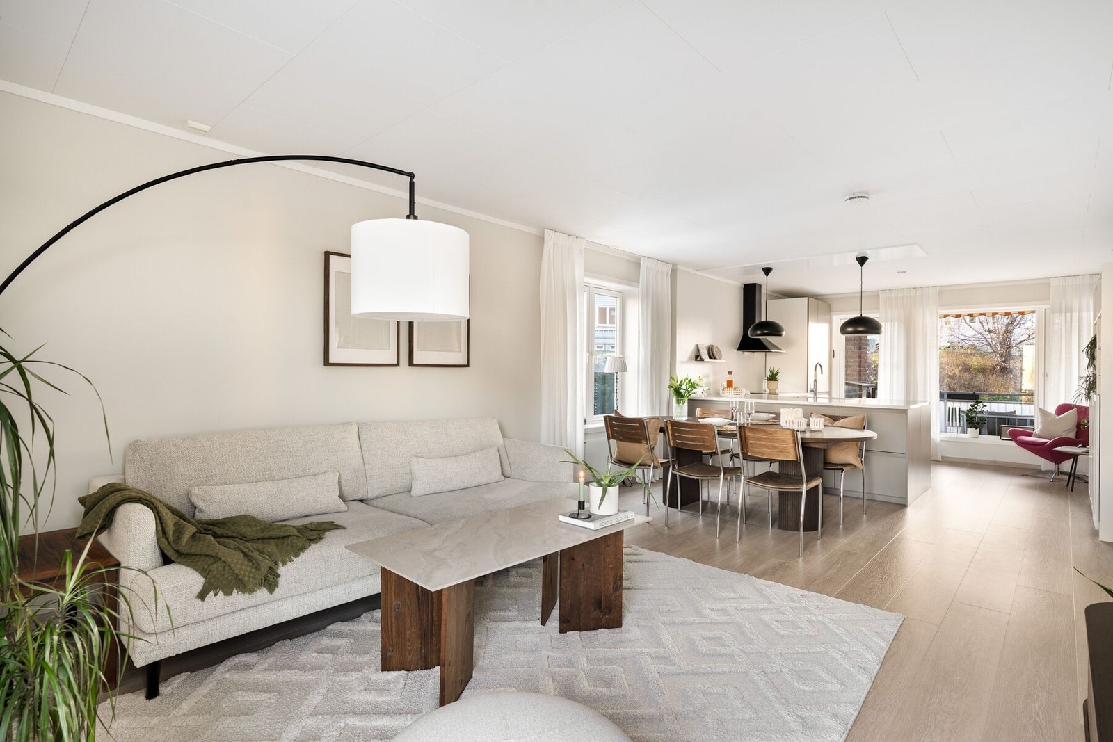 Stuens gode størrelse sørger for at man har en rekke møbleringsmuligheter. Galleribilde