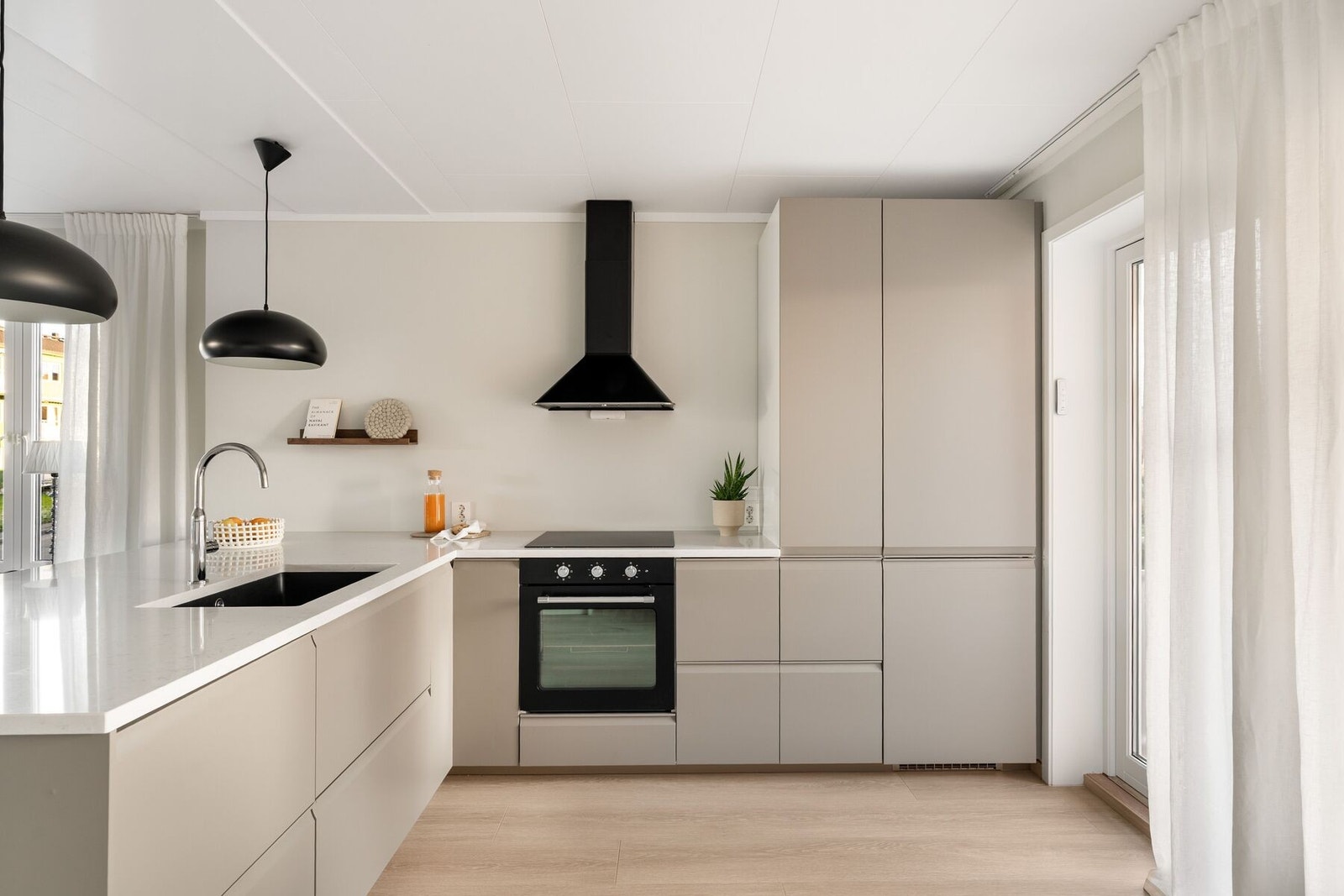 Av hvitevarer er kjøkkenet utstyrt med integrert kombiskap, oppvaskmaskin, platetopp, stekeovn og ventilator. Galleribilde