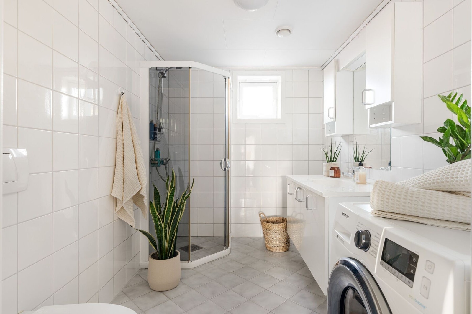 Stilrent, helfliset og lyst bad med behagelig varme i gulv. Galleribilde